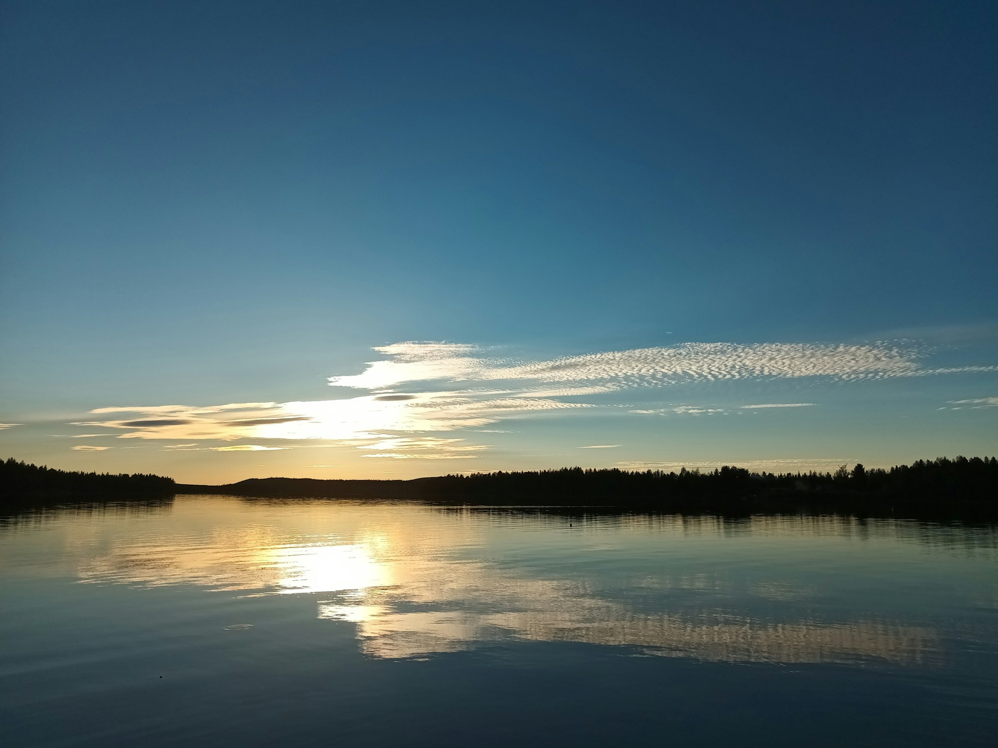 Coucher de soleil sur un lac finlandais en été