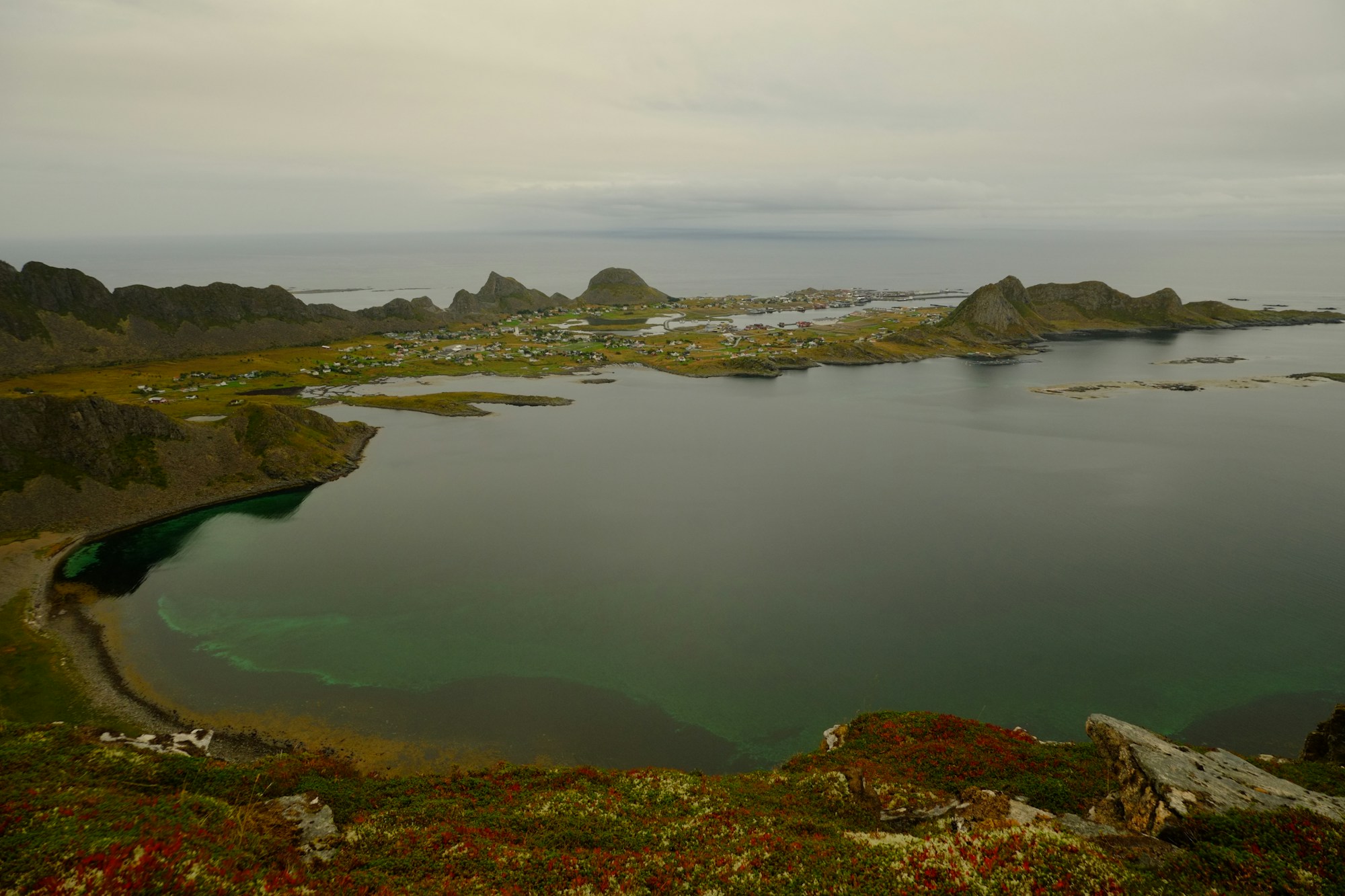 Village côtier niché entre les îles rocheuses des fjords norvégiens