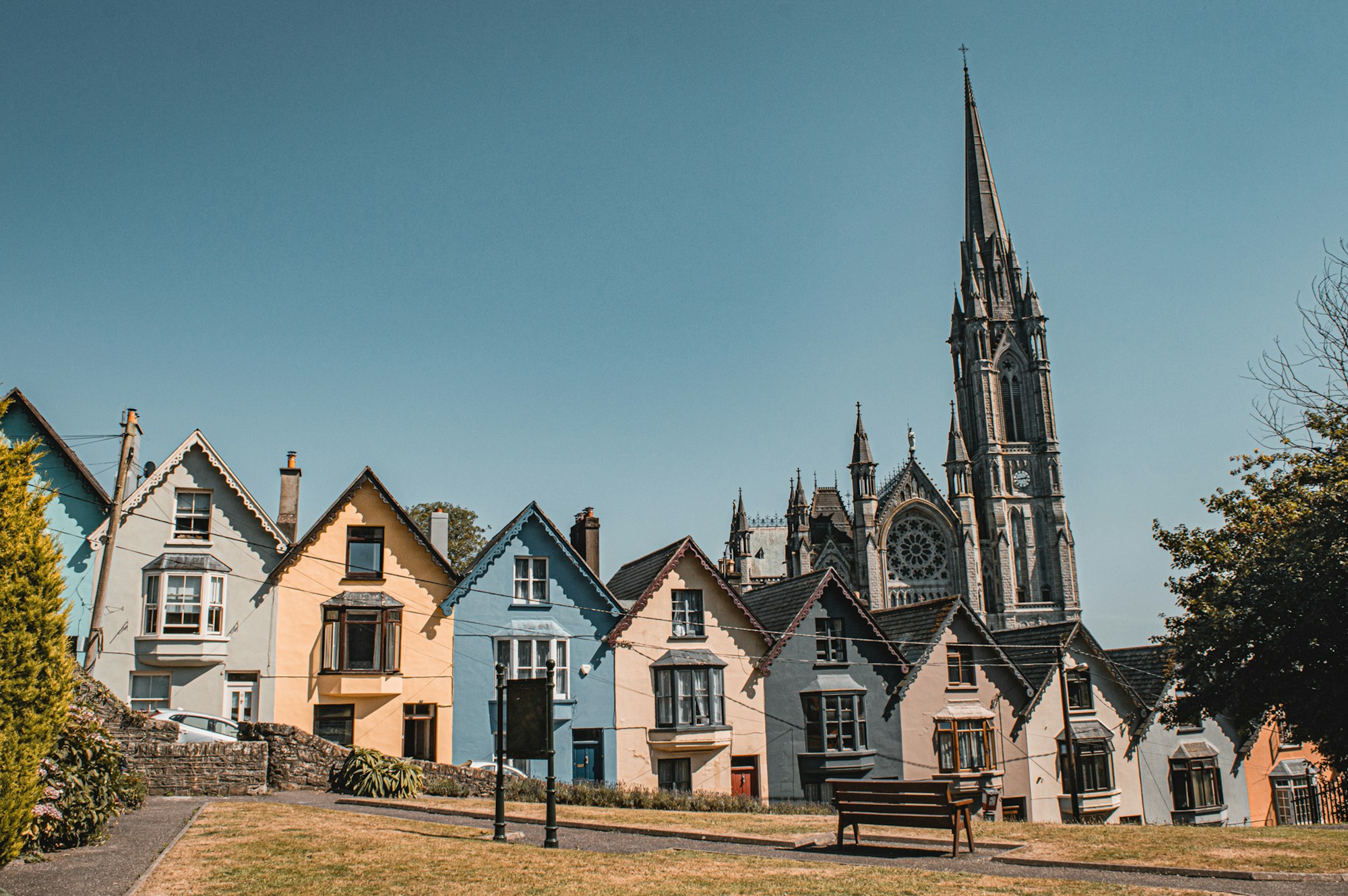 Port coloré de Cobh avec la cathédrale St Colman dominant les maisons pastel - Cork, Irlande