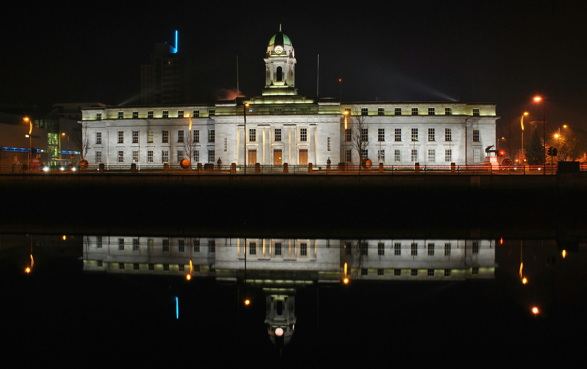 Cork City Hall reflété dans la rivière Lee au coucher du soleil - Irlande 2026
