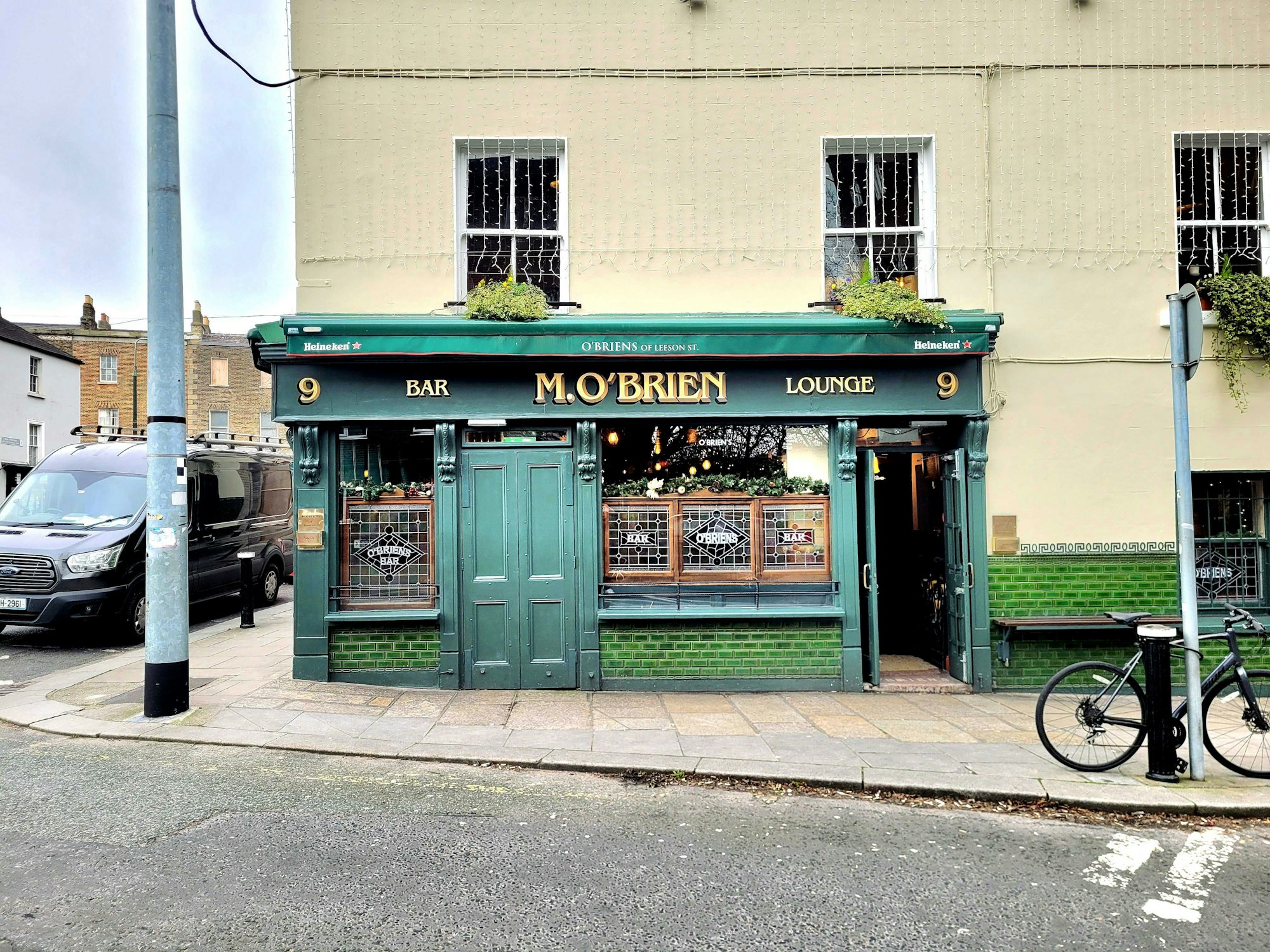 Pub irlandais traditionnel avec façade colorée et ambiance chaleureuse - Cork, Irlande