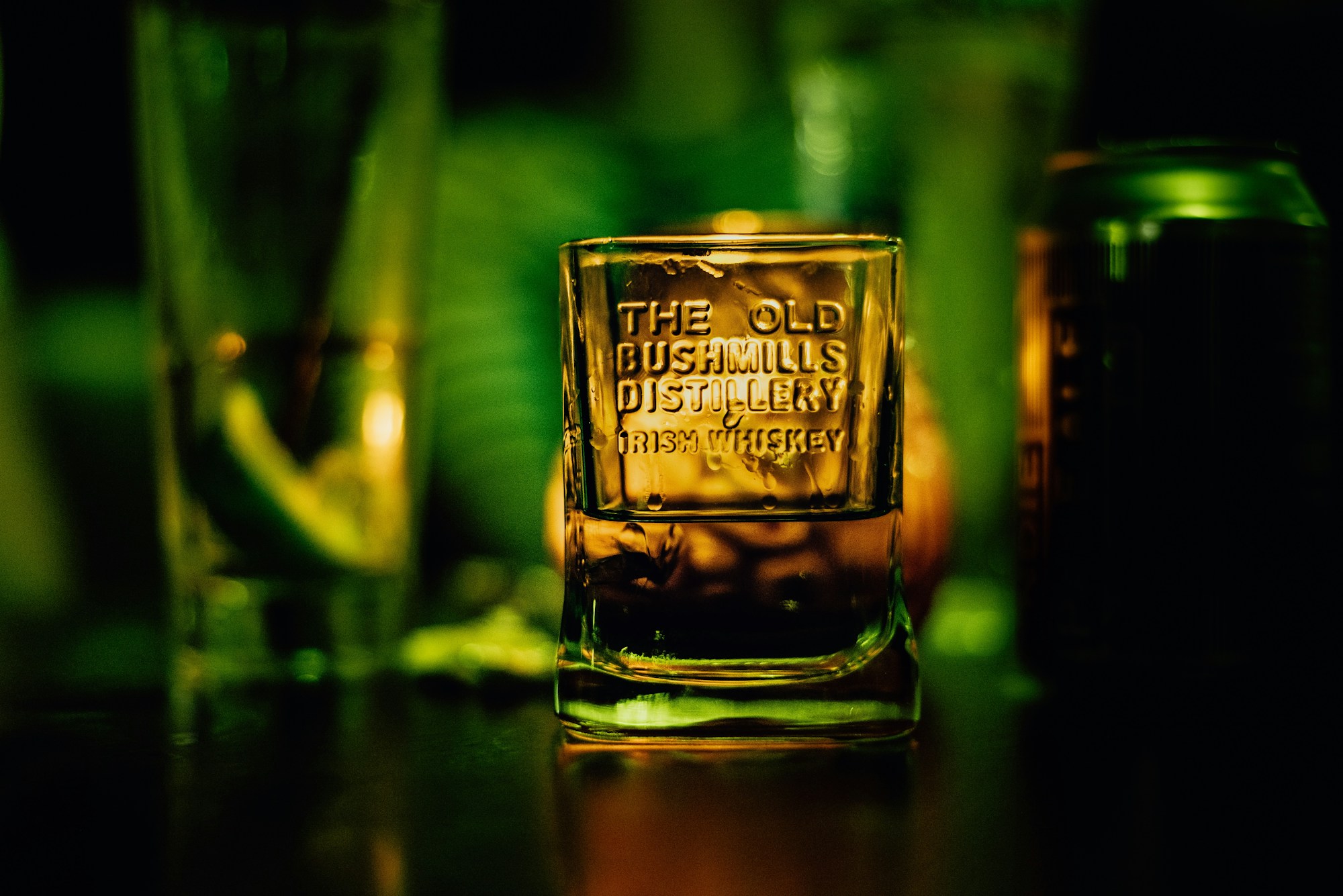 Bouteilles de whiskey irlandais alignées dans une distillerie traditionnelle - Midleton, Cork