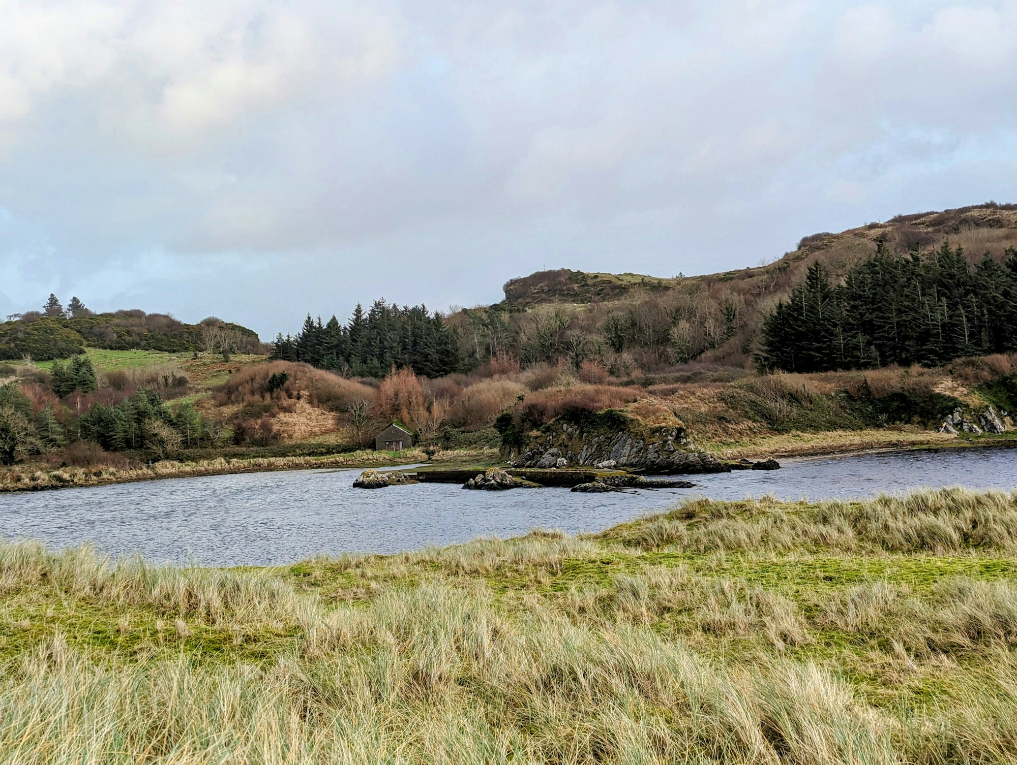 Collines verdoyantes du Wild Atlantic Way surplombant l'océan Atlantique - West Cork, Irlande