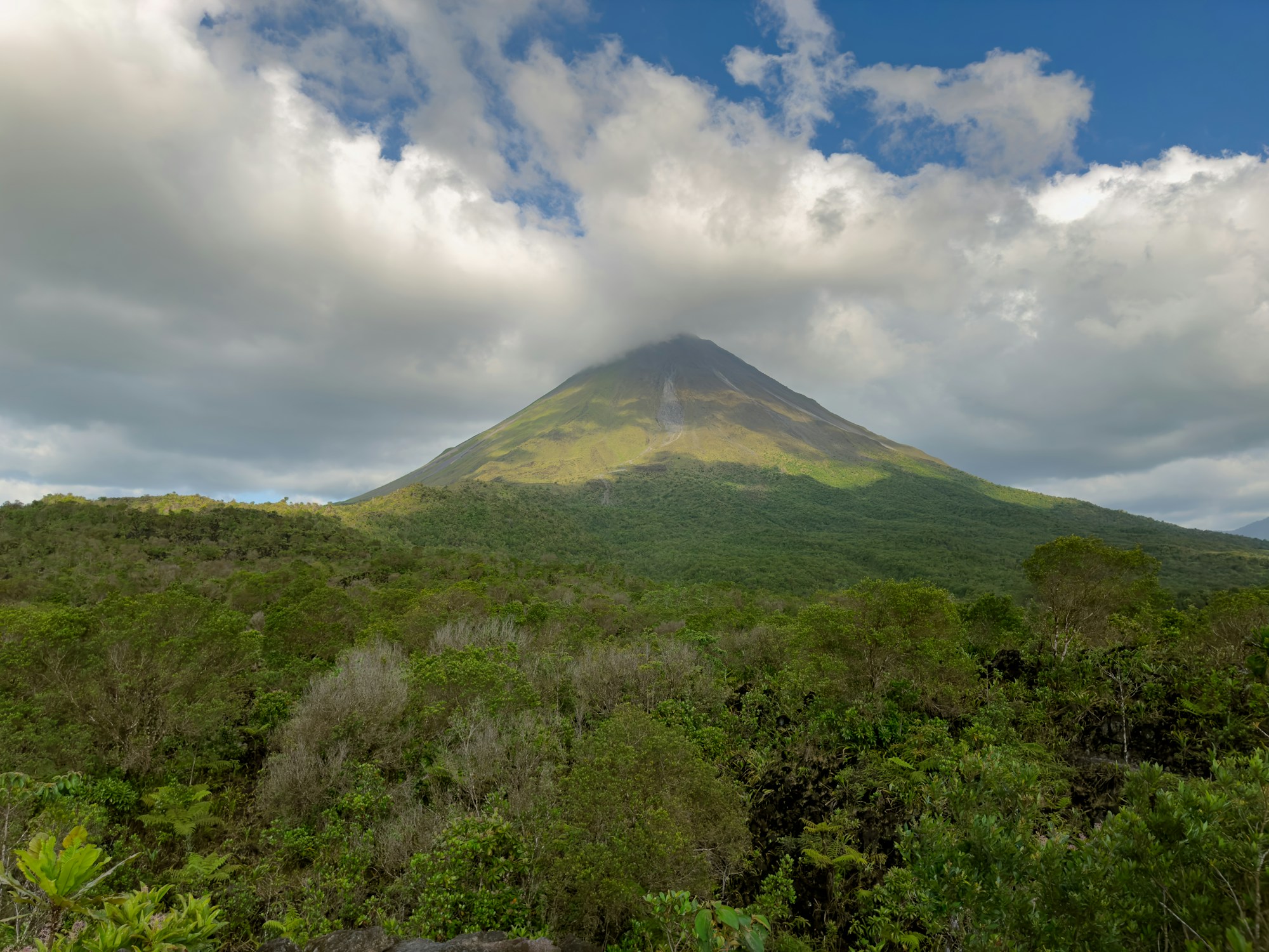 Vulcano Arenal circondato dalla lussureggiante vegetazione tropicale del Costa Rica