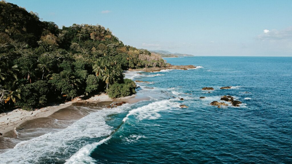 Vue aérienne de la plage de Montezuma au Costa Rica avec la forêt tropicale en arrière-plan