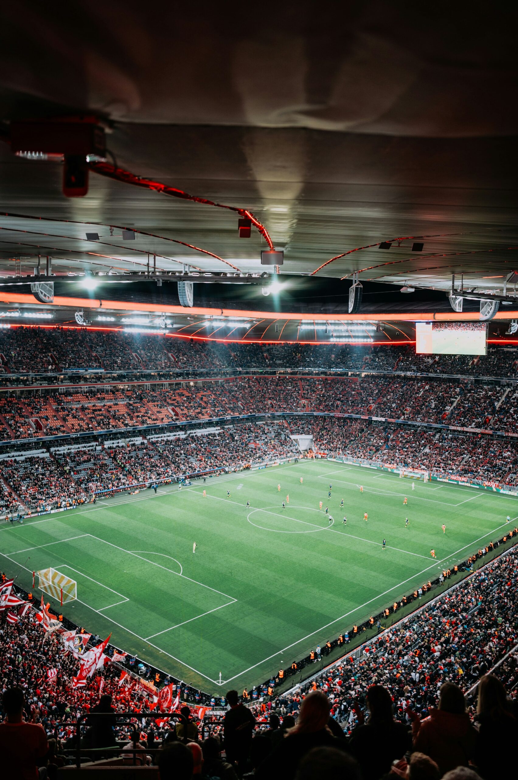 Stade de football vu du ciel avec supporters