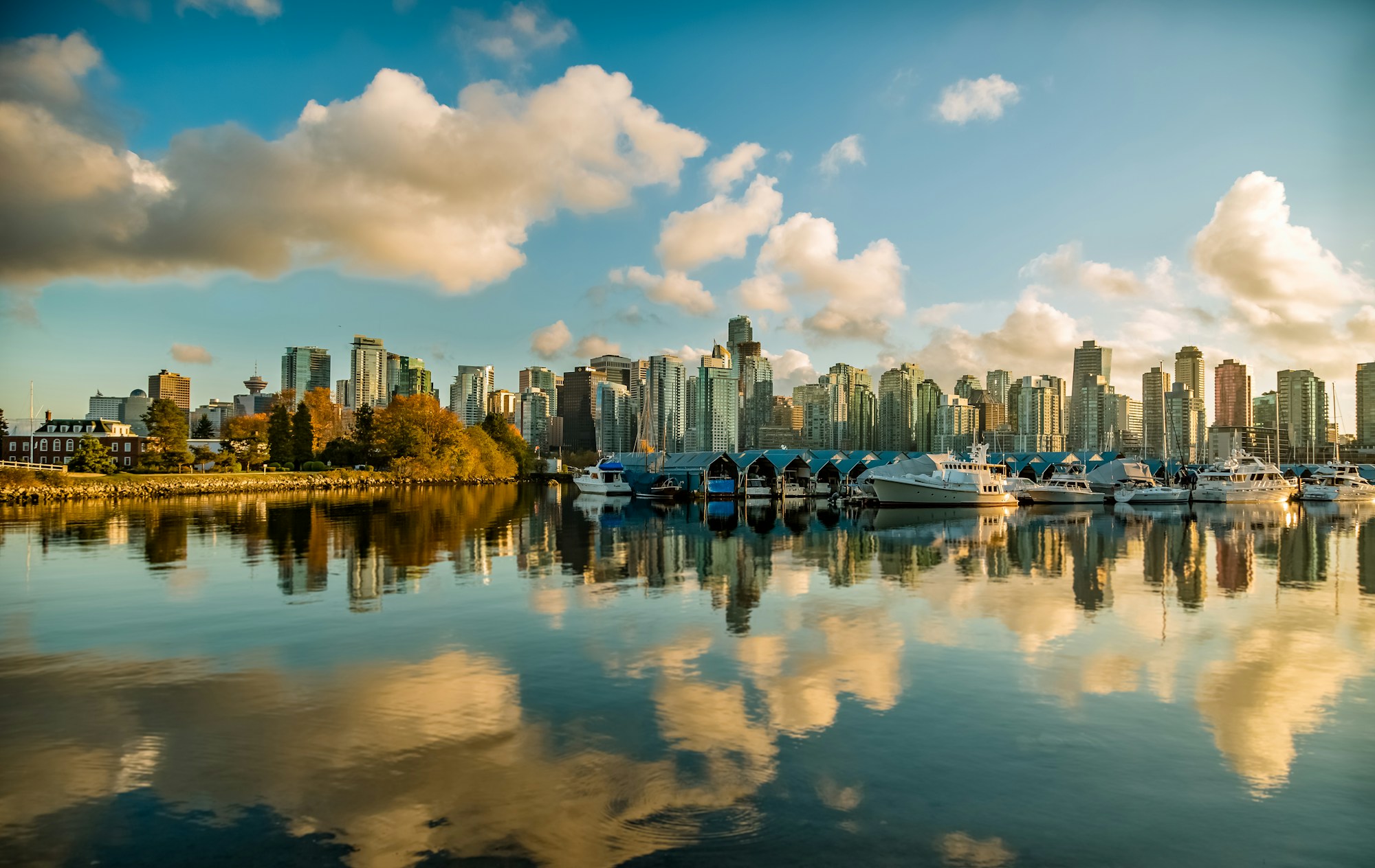 Vue de Vancouver avec le port et les montagnes en arrière-plan