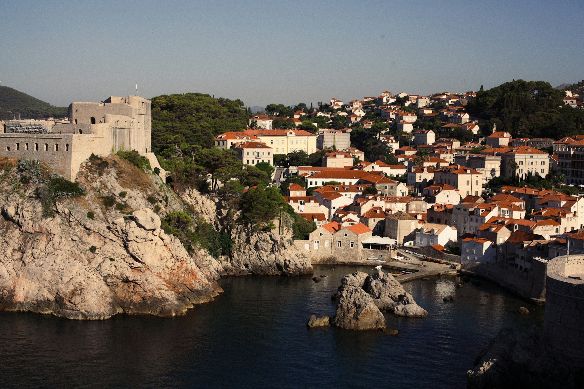 Dubrovnik vue depuis les remparts, toits rouges et mer Adriatique, Croatie