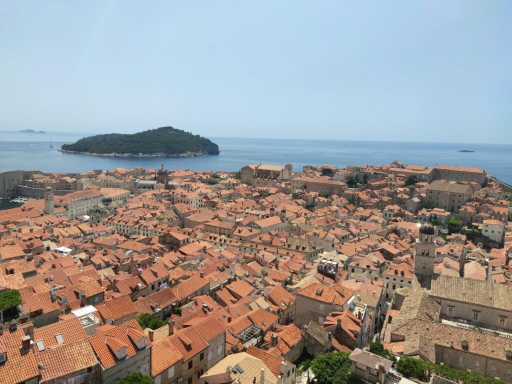 Vue aérienne de Dubrovnik, toits rouges et mer Adriatique, Croatie