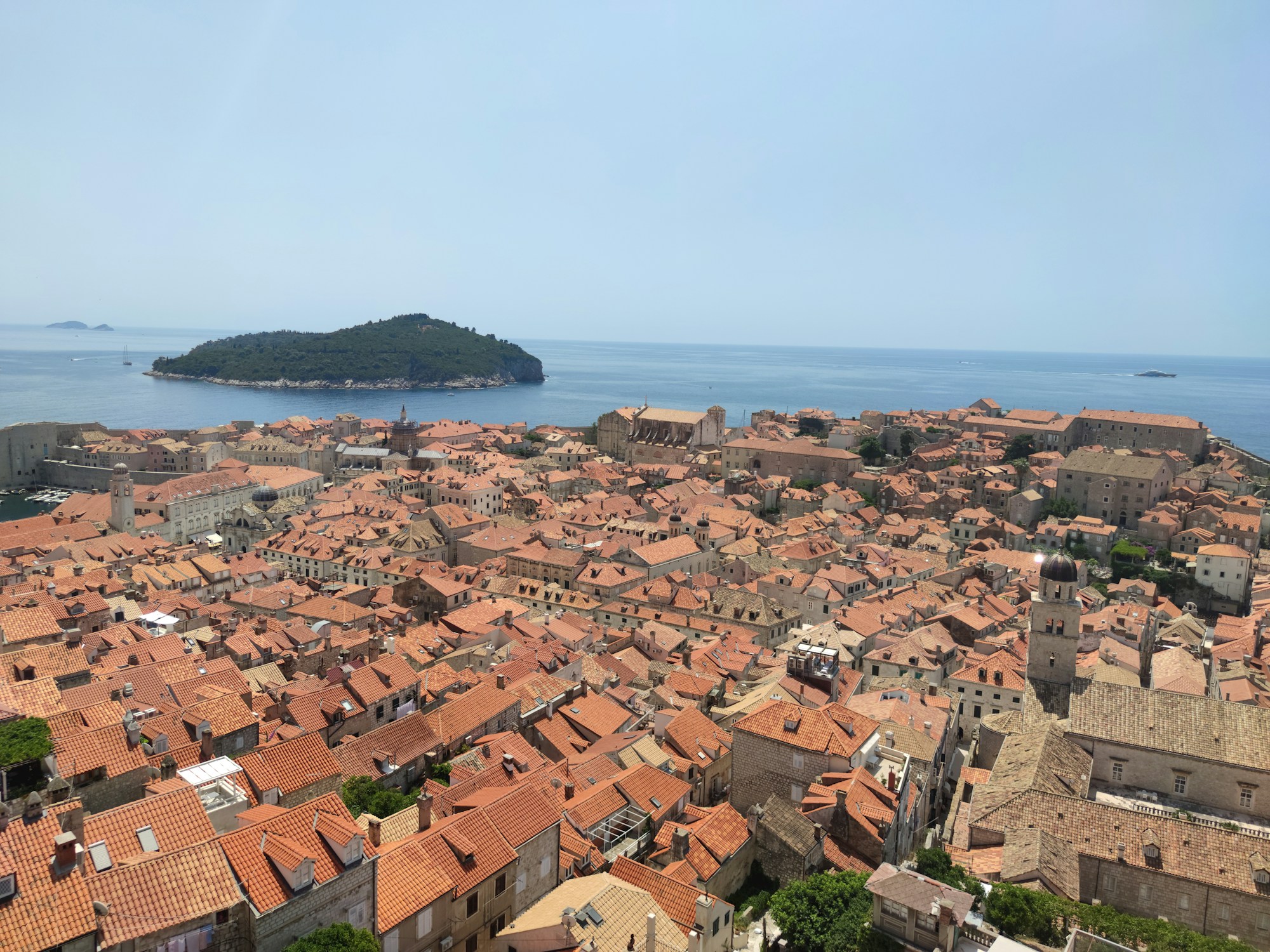 Luftansicht von Dubrovnik, rote Dächer und Adriatisches Meer, Kroatien