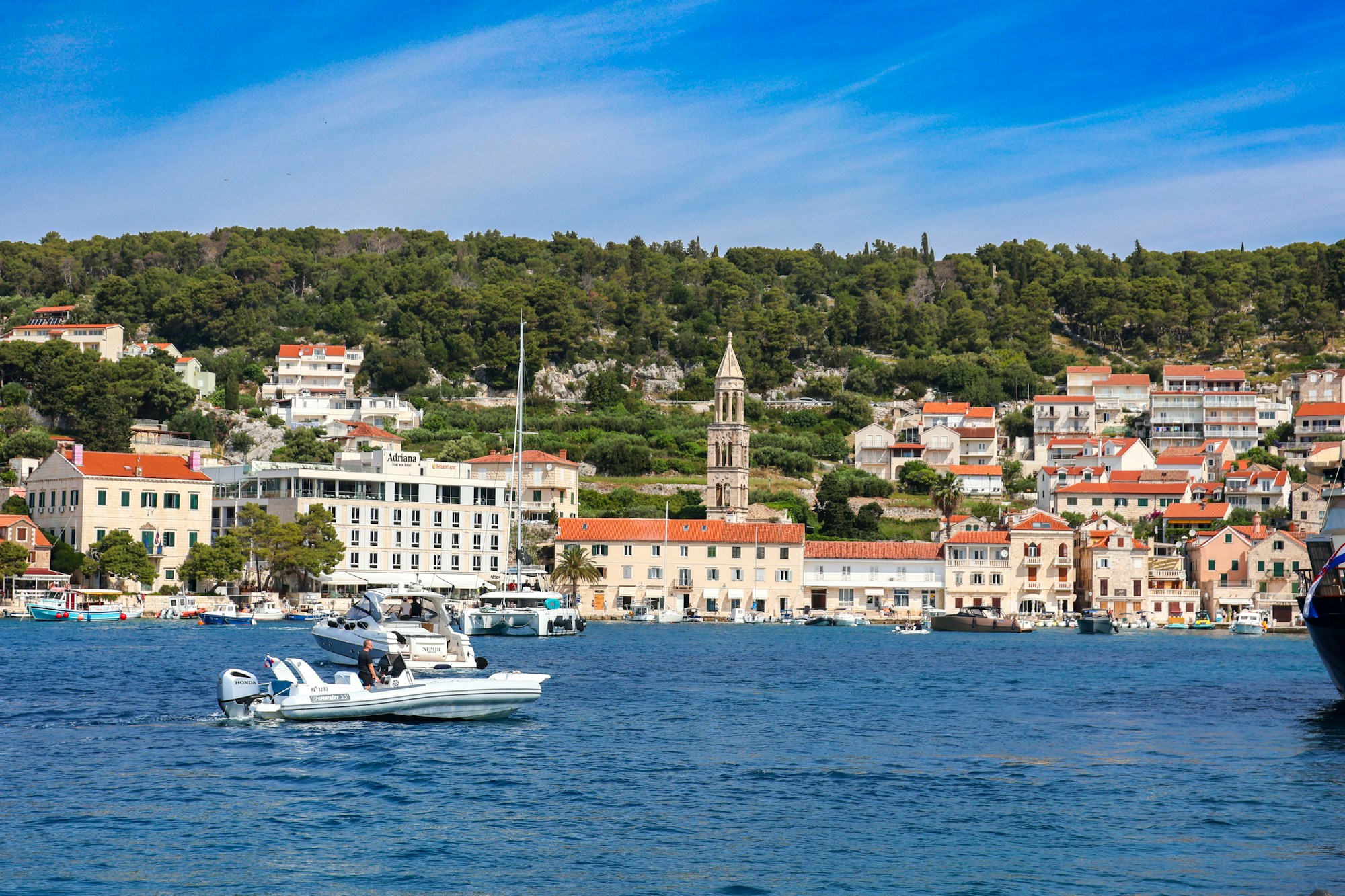 Port de Hvar avec ses bateaux, île de Hvar, Croatie