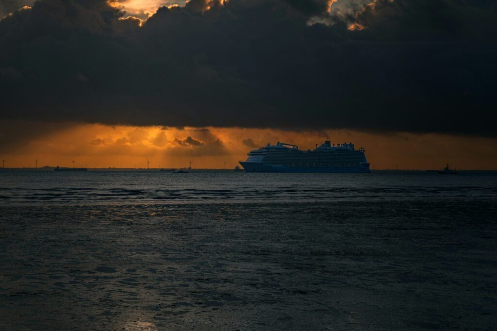 Navire de croisière naviguant au coucher du soleil sur l'océan