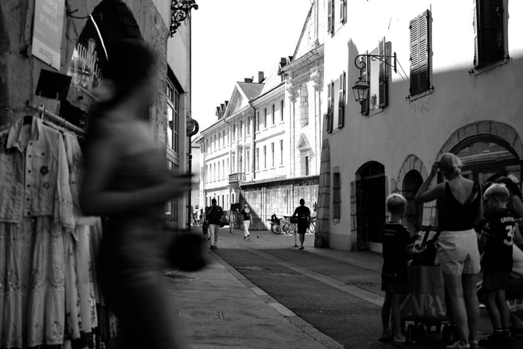 Famille se promenant dans une rue ensoleillée d'une ville européenne