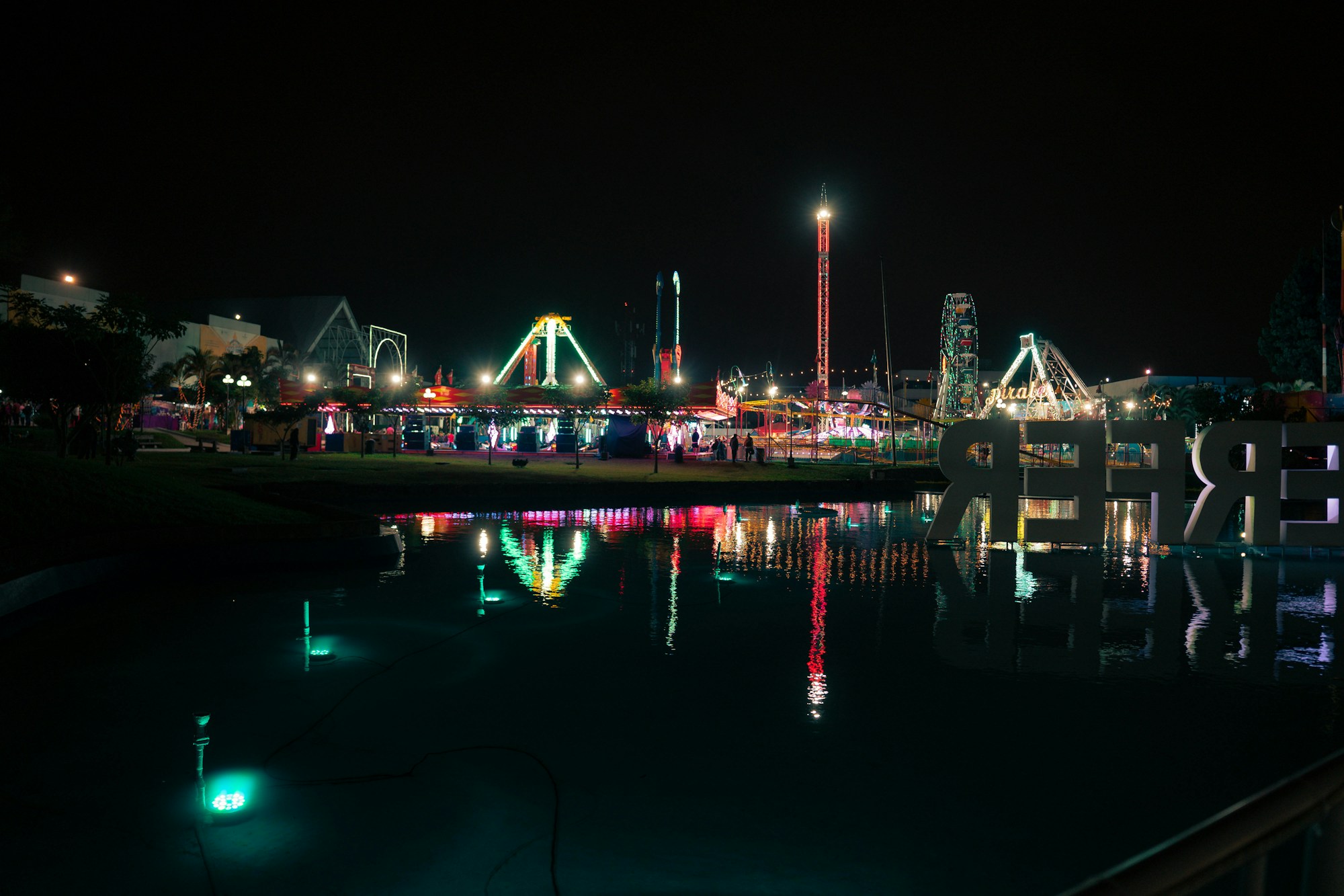 Parc d'attractions illuminé la nuit - Disney Cascade of Lights spectacle nocturne