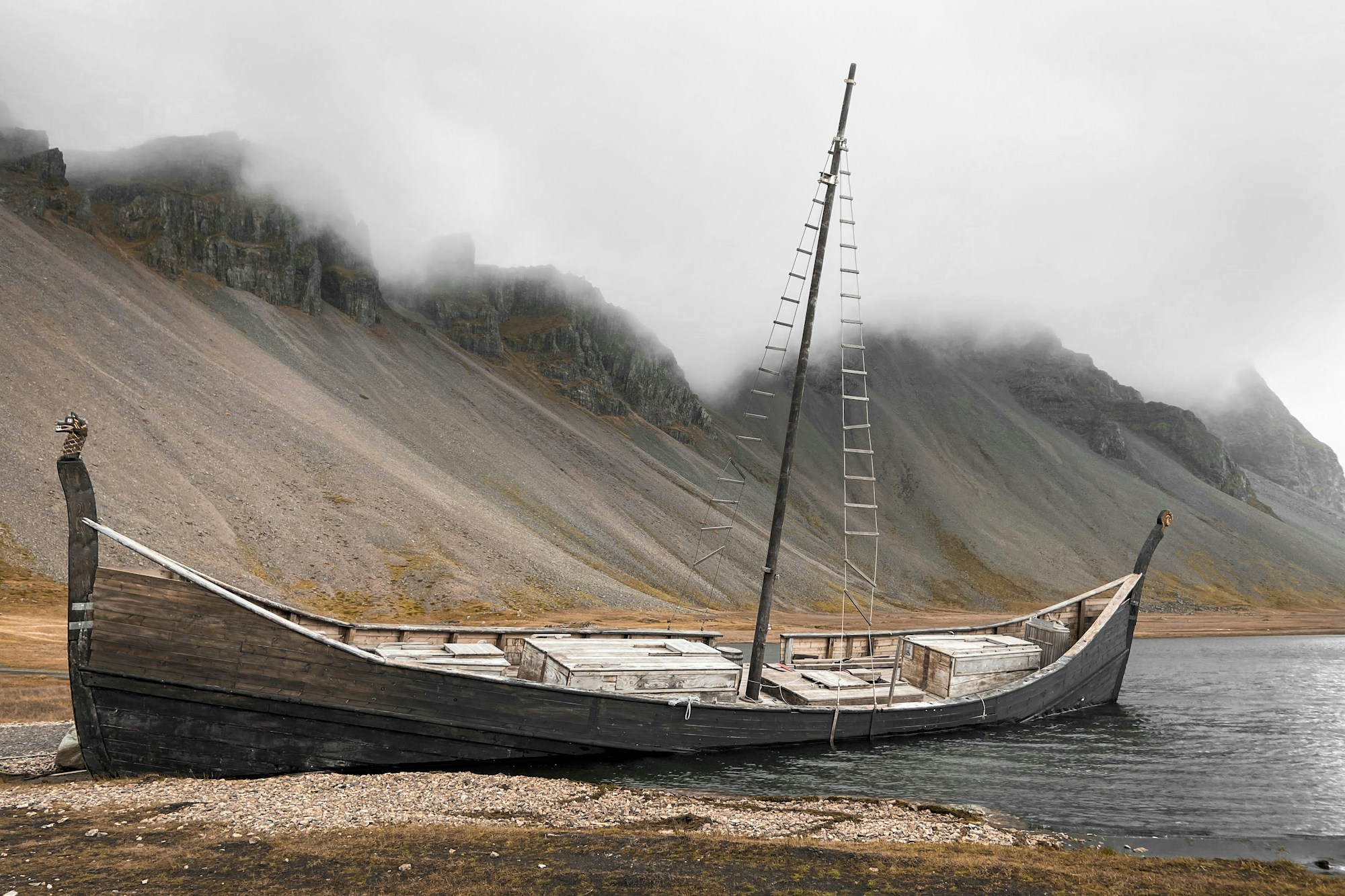 Bateau sur l'eau évoquant les drakkars vikings du spectacle A Celebration in Arendelle