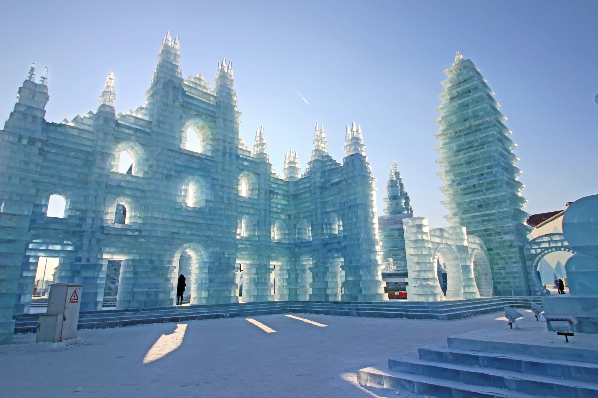 Fort de glace évoquant l'attraction Frozen Ever After à Disneyland Paris