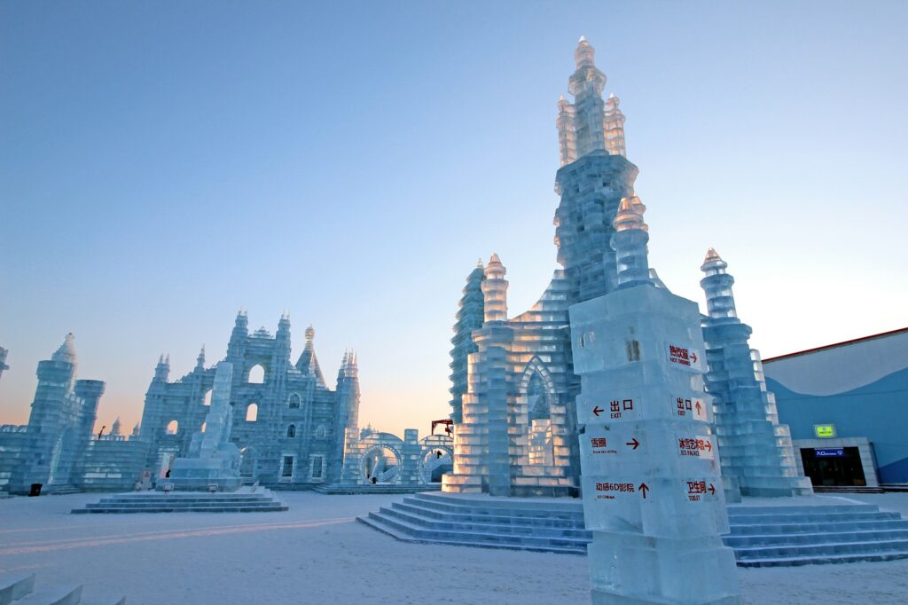 Chateau de glace evoquant le Palais d Elsa - World of Frozen Disney Adventure World 2026