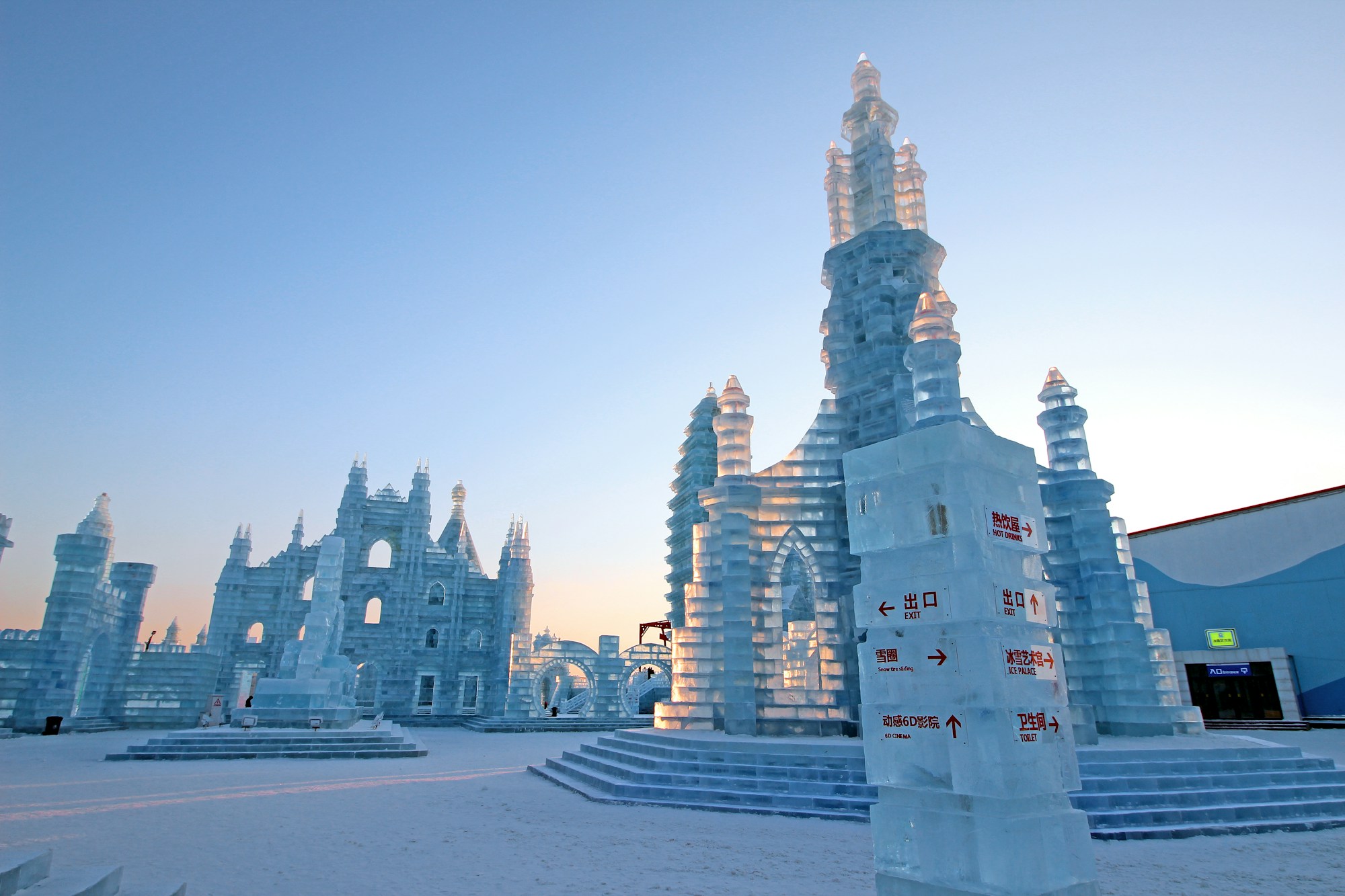 Château de glace évoquant le Palais d'Elsa - World of Frozen Disney Adventure World 2026