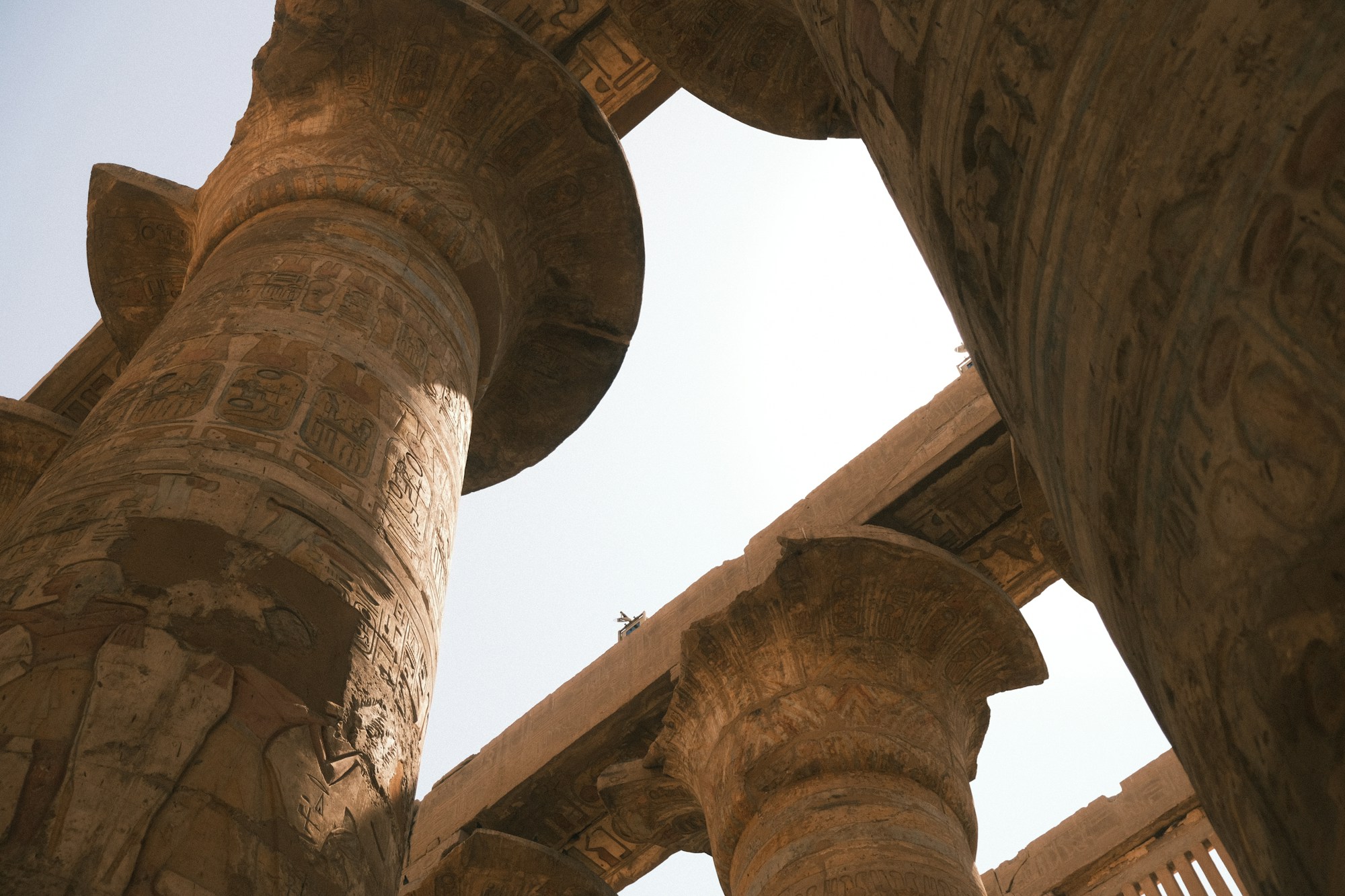 Les majestueuses colonnes du temple de Karnak à Louxor, haut lieu de l'Égypte ancienne