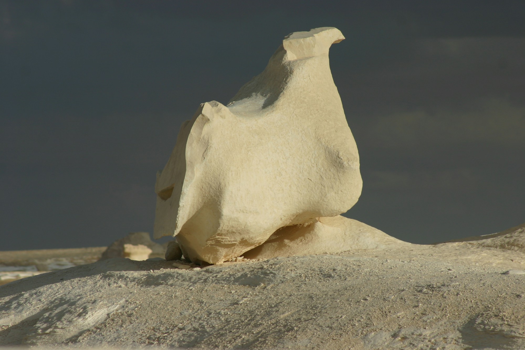 Formation rocheuse calcaire blanche dans le Désert Blanc d'Égypte, paysage lunaire surréaliste