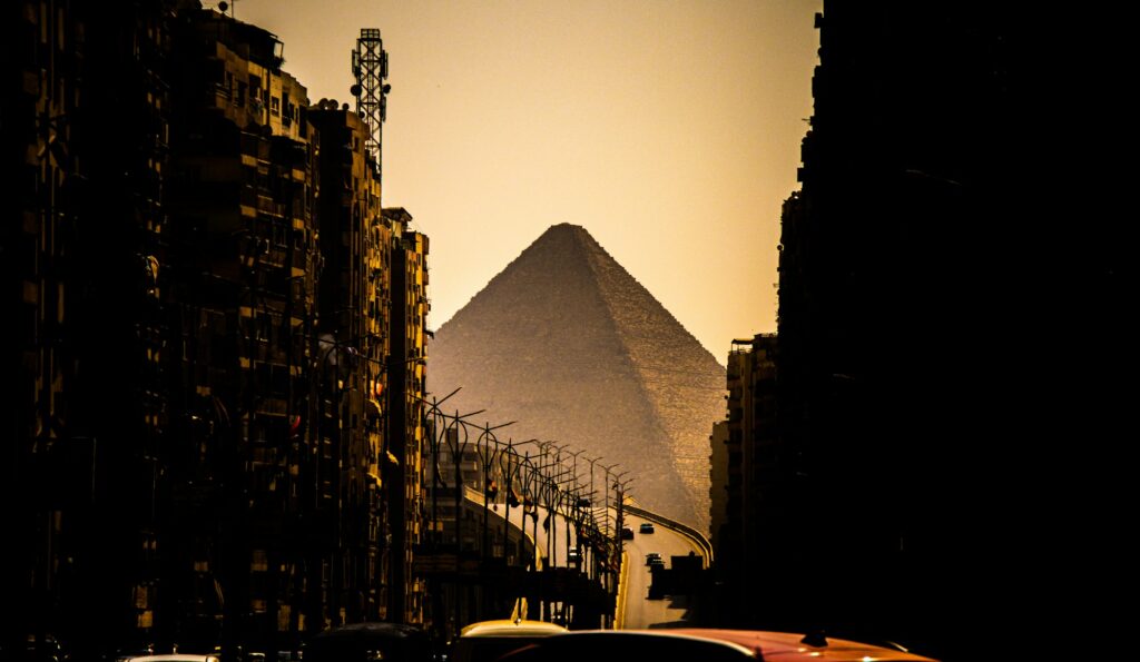 Les Pyramides de Gizeh au coucher du soleil, symboles éternels de l'Égypte ancienne