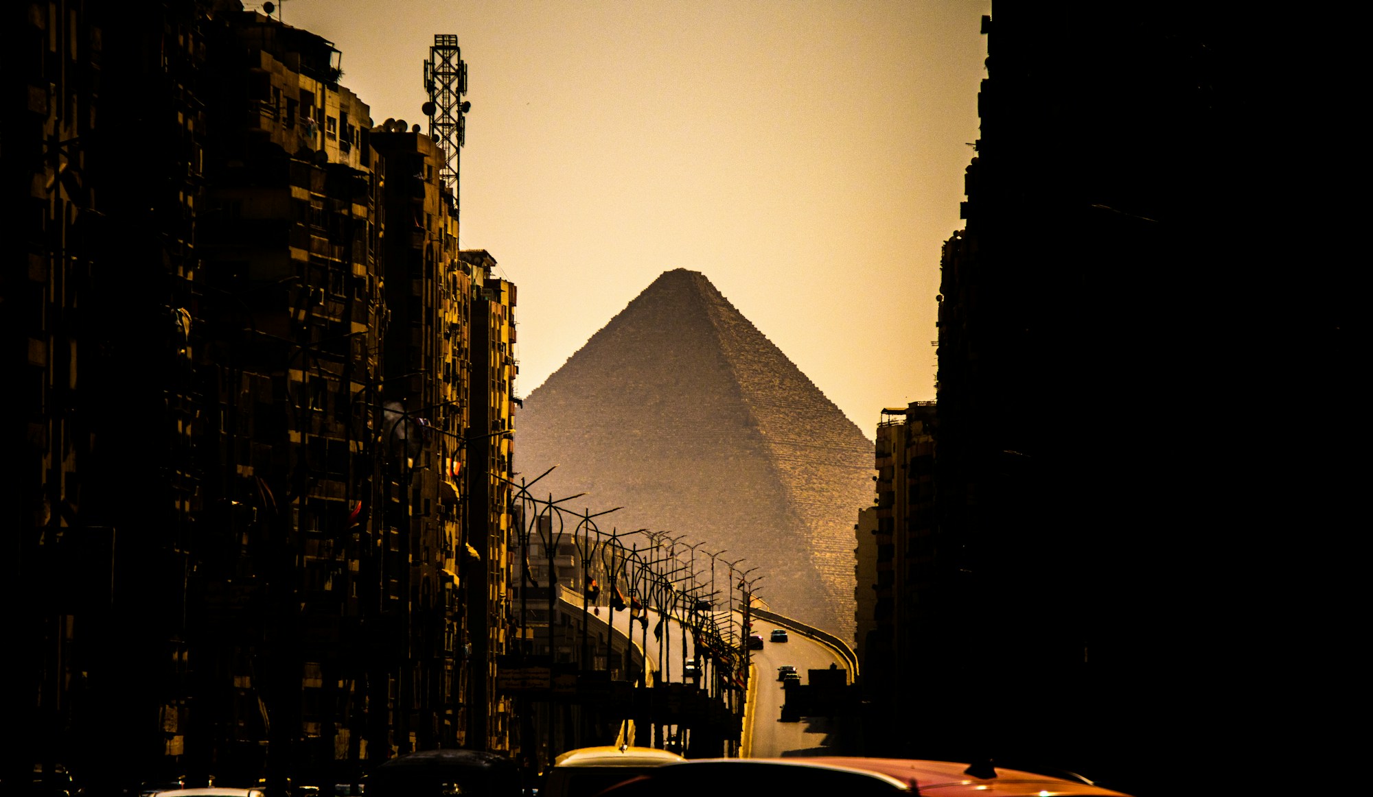 Les Pyramides de Gizeh au coucher du soleil, symboles éternels de l'Égypte ancienne