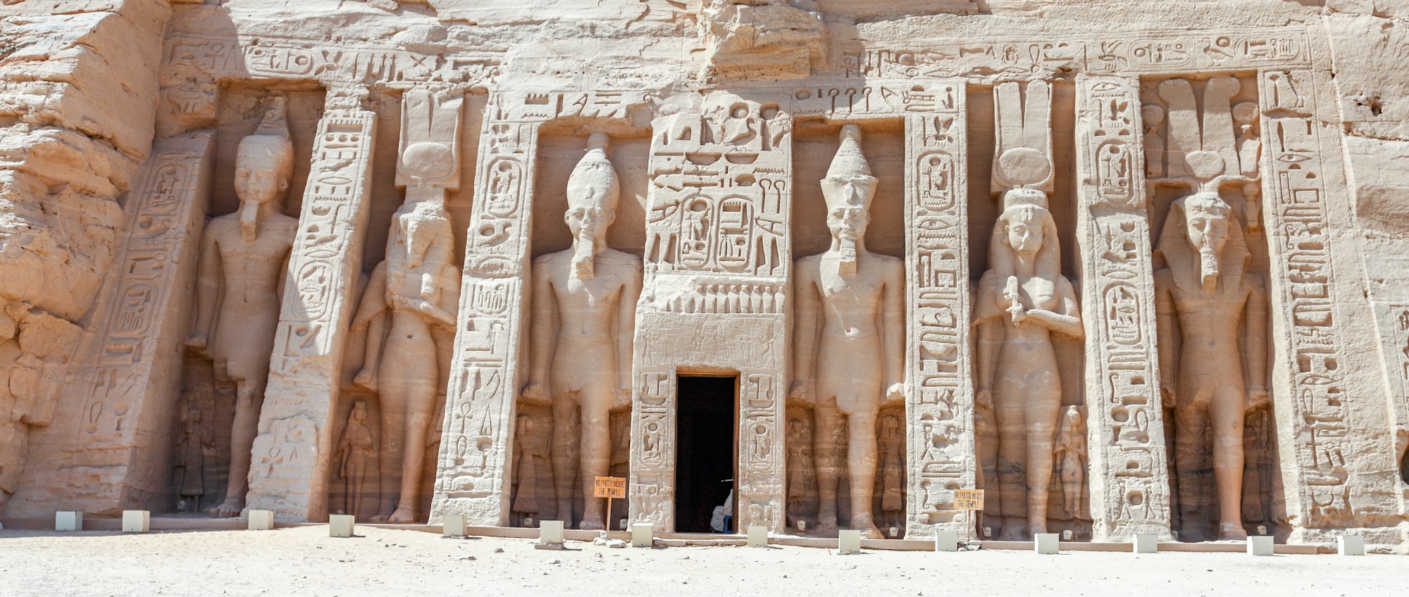 Les temples colossaux d'Abu Simbel sur les rives du lac Nasser en Haute-Égypte