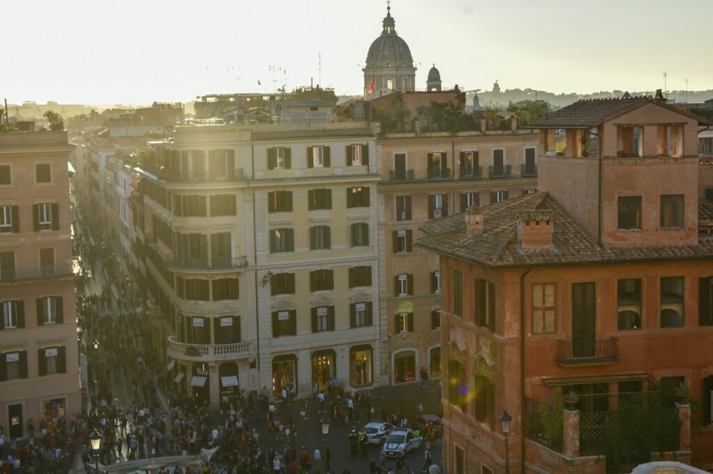 Vue panoramique de Rome au coucher du soleil avec les dômes et toits de la ville éternelle