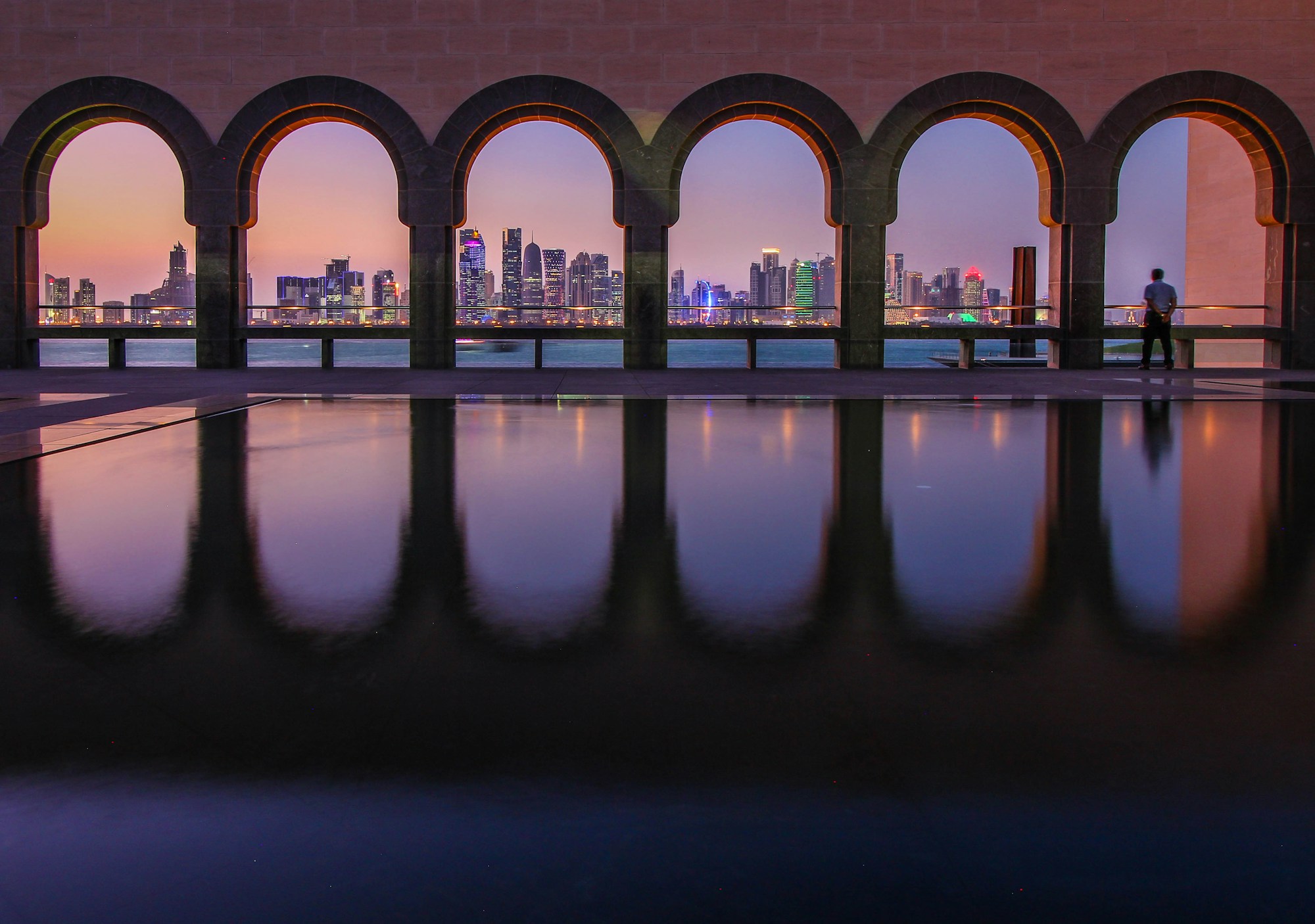 Skyline moderne de Doha au Qatar avec le Museum of Islamic Art