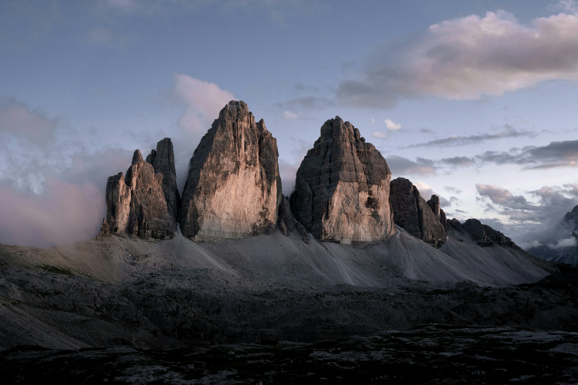 Les Tre Cime di Lavaredo dans les Dolomites italiennes, trois tours calcaires emblématiques se détachant sur un ciel bleu alpin