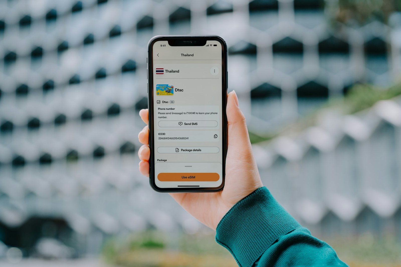 Voyageur connecté à l'étranger grâce à la technologie eSIM Airalo
