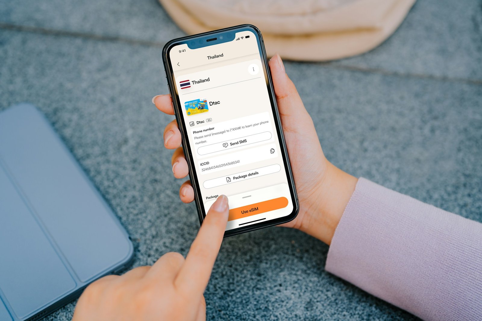 Nomade digital connecté à bord avec une eSIM Holafly lors d'un voyage international