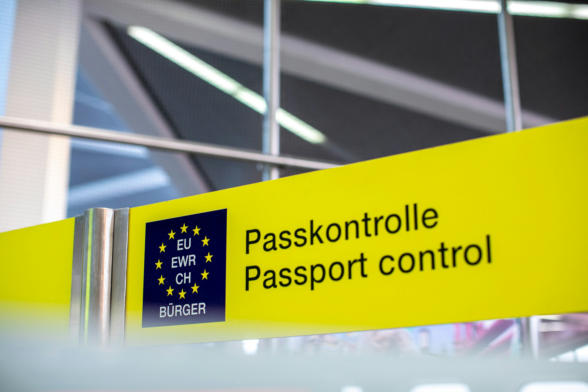 Contrôle ETIAS au passage frontière européen avec panneau Passport Control