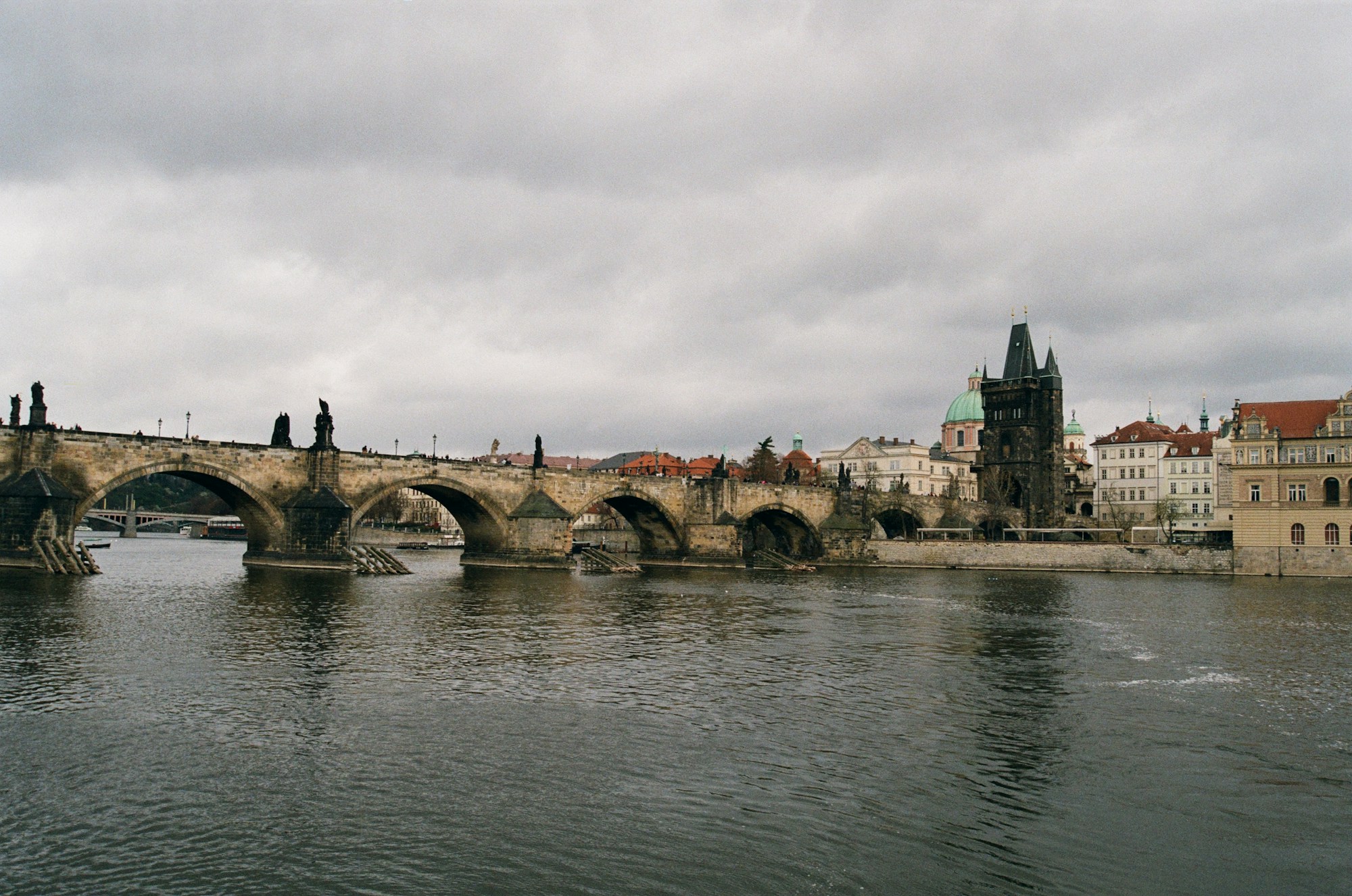 Le Pont Charles de Prague et ses statues baroques avec le château en arrière-plan au lever du soleil