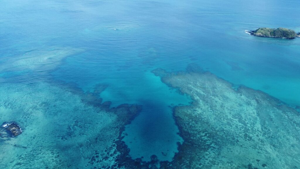 Vue aérienne d'une île fidjienne entourée d'eaux turquoise