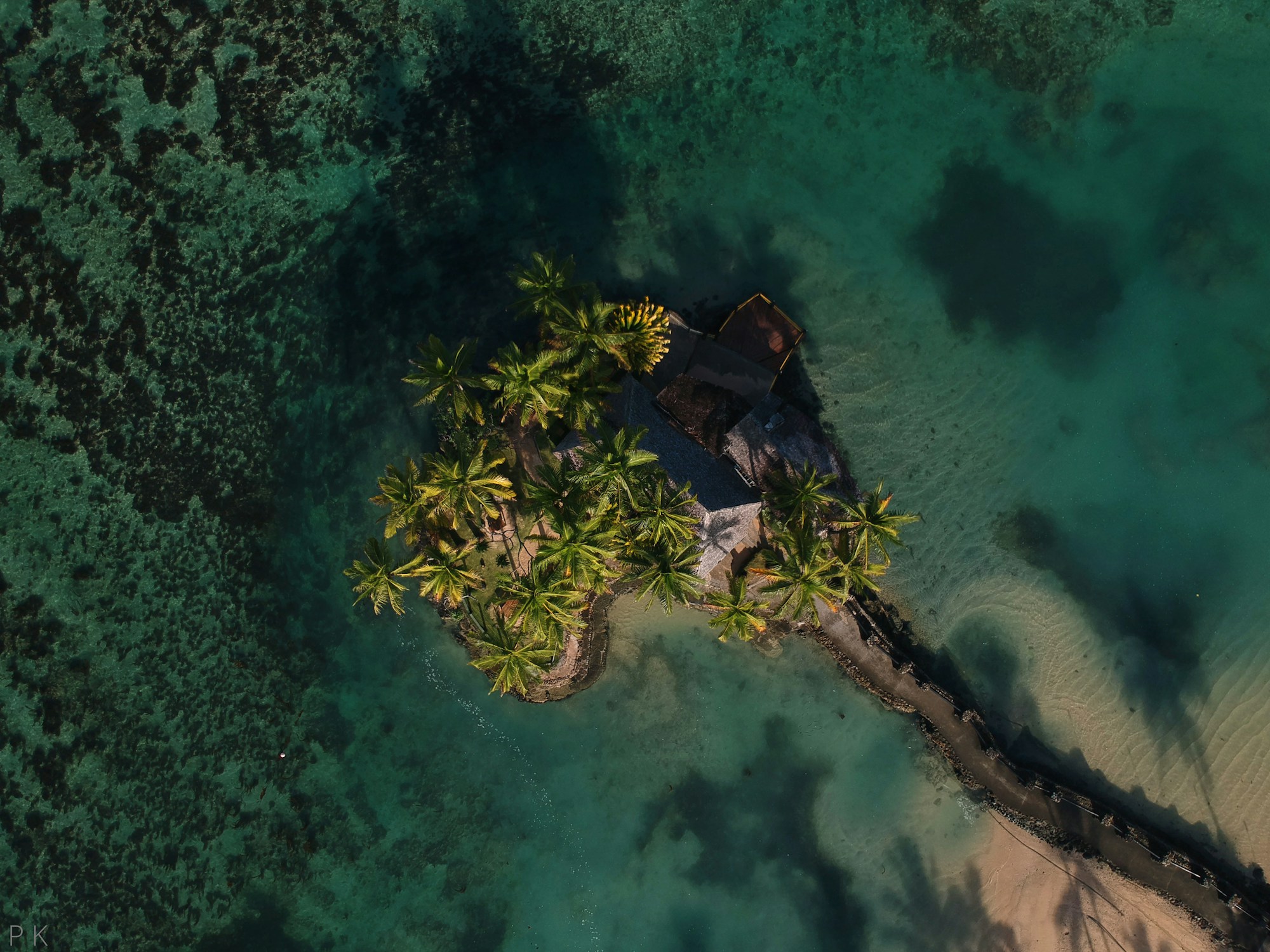 Vue aérienne du resort aux Fidji entouré d'eaux turquoise et de végétation tropicale
