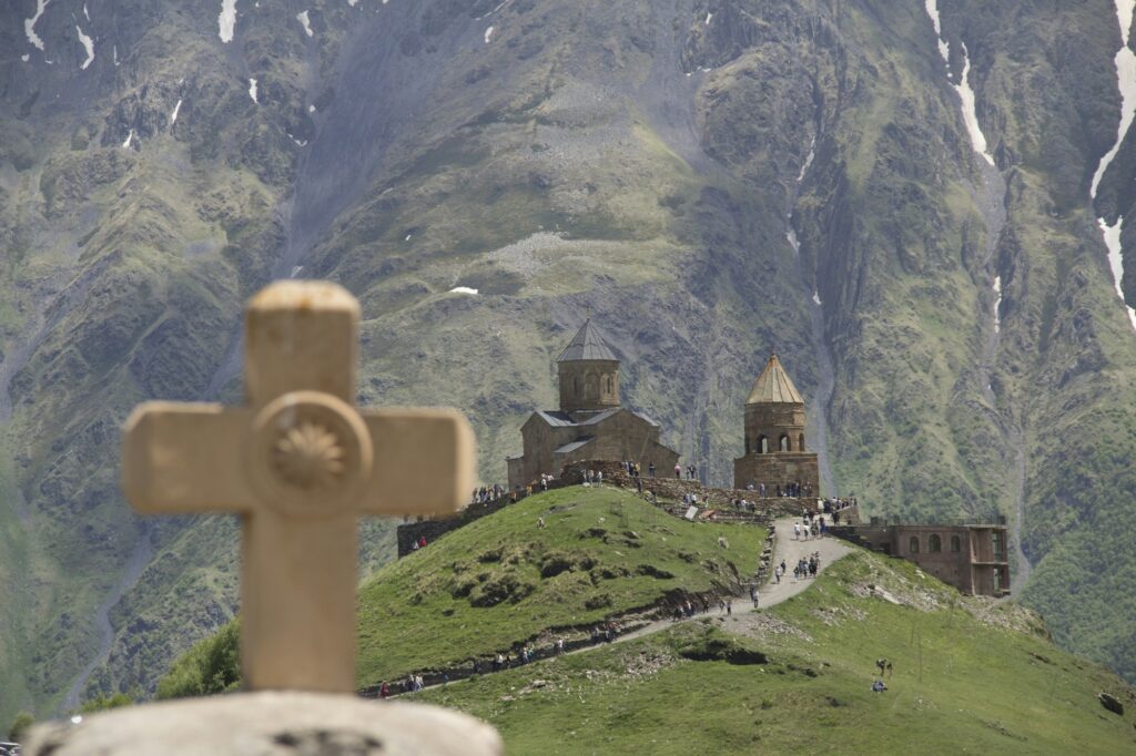 Église de la Trinité de Gergeti devant le mont Kazbek en Géorgie, paysage montagneux du Caucase