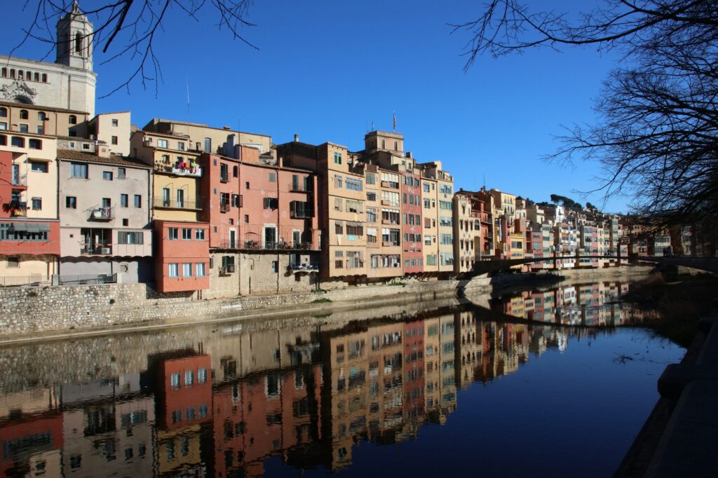 La rivière Onyar traversant le centre historique de Gérone avec ses maisons colorées et ses ponts médiévaux