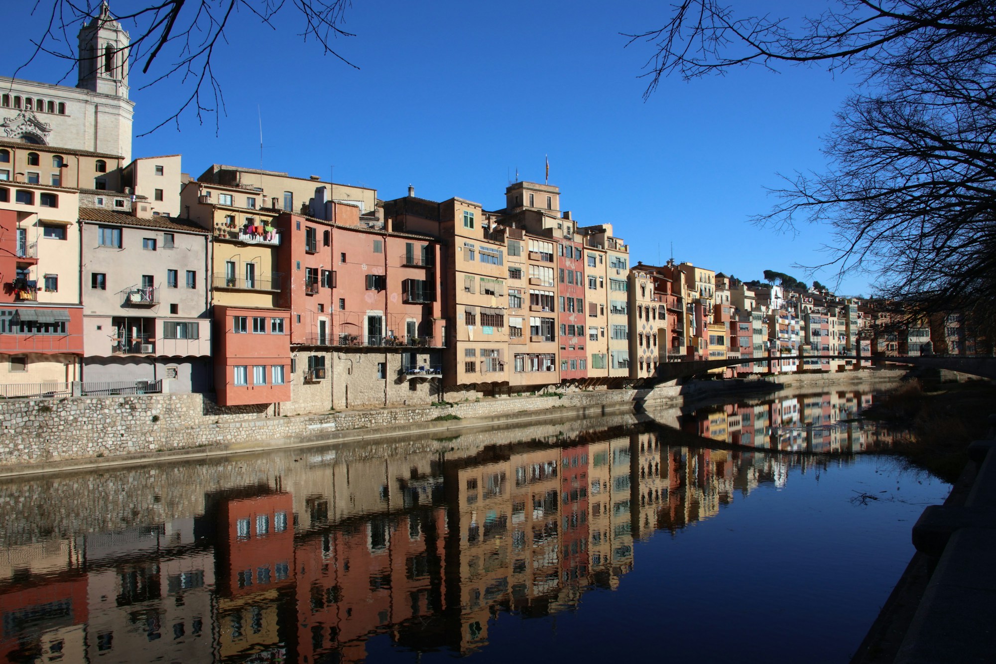 La rivière Onyar traversant le centre historique de Gérone avec ses maisons colorées et ses ponts médiévaux