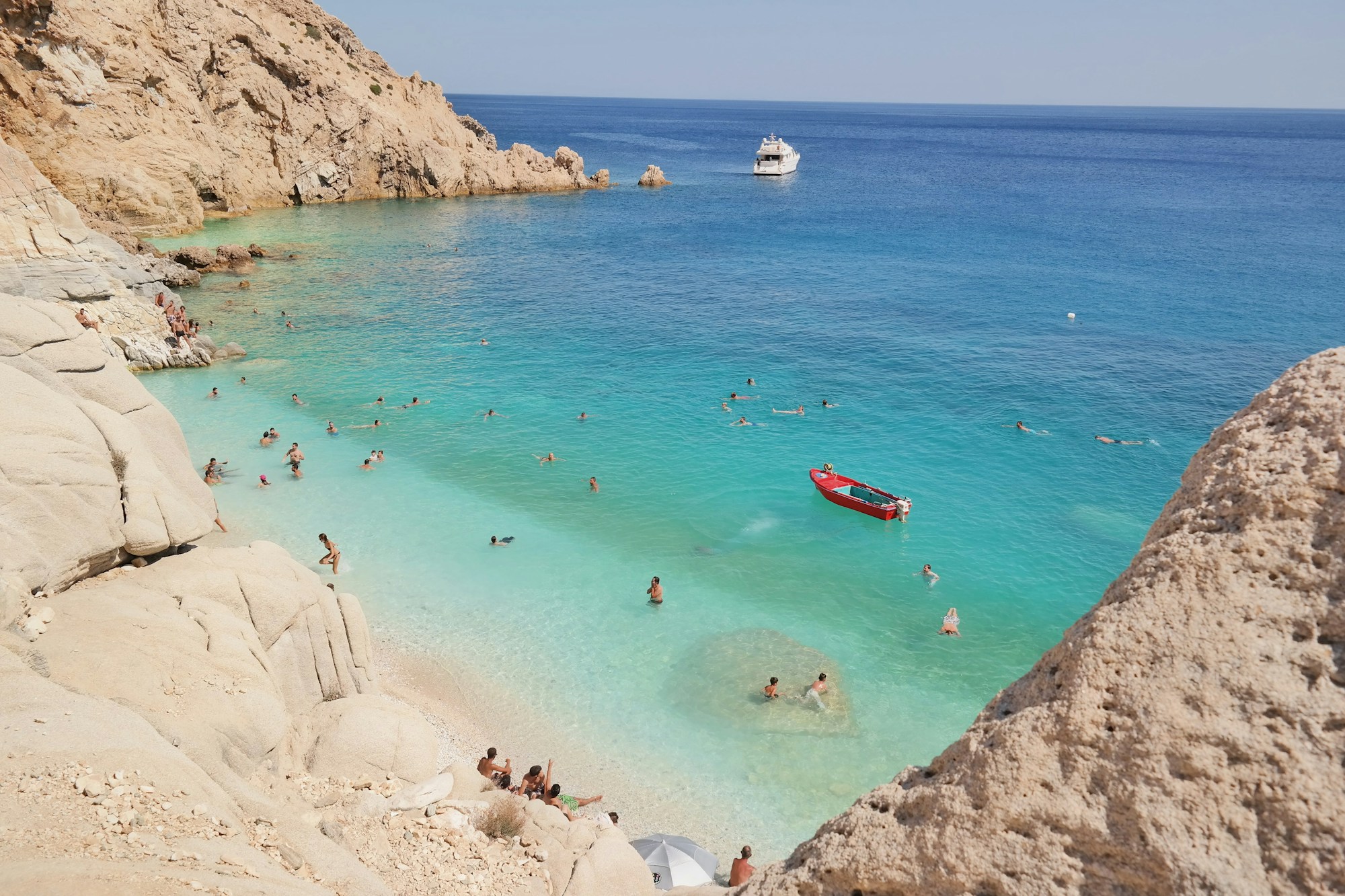 Plage sauvage d'Ikaria, île grecque de la mer Égée connue pour ses centenaires