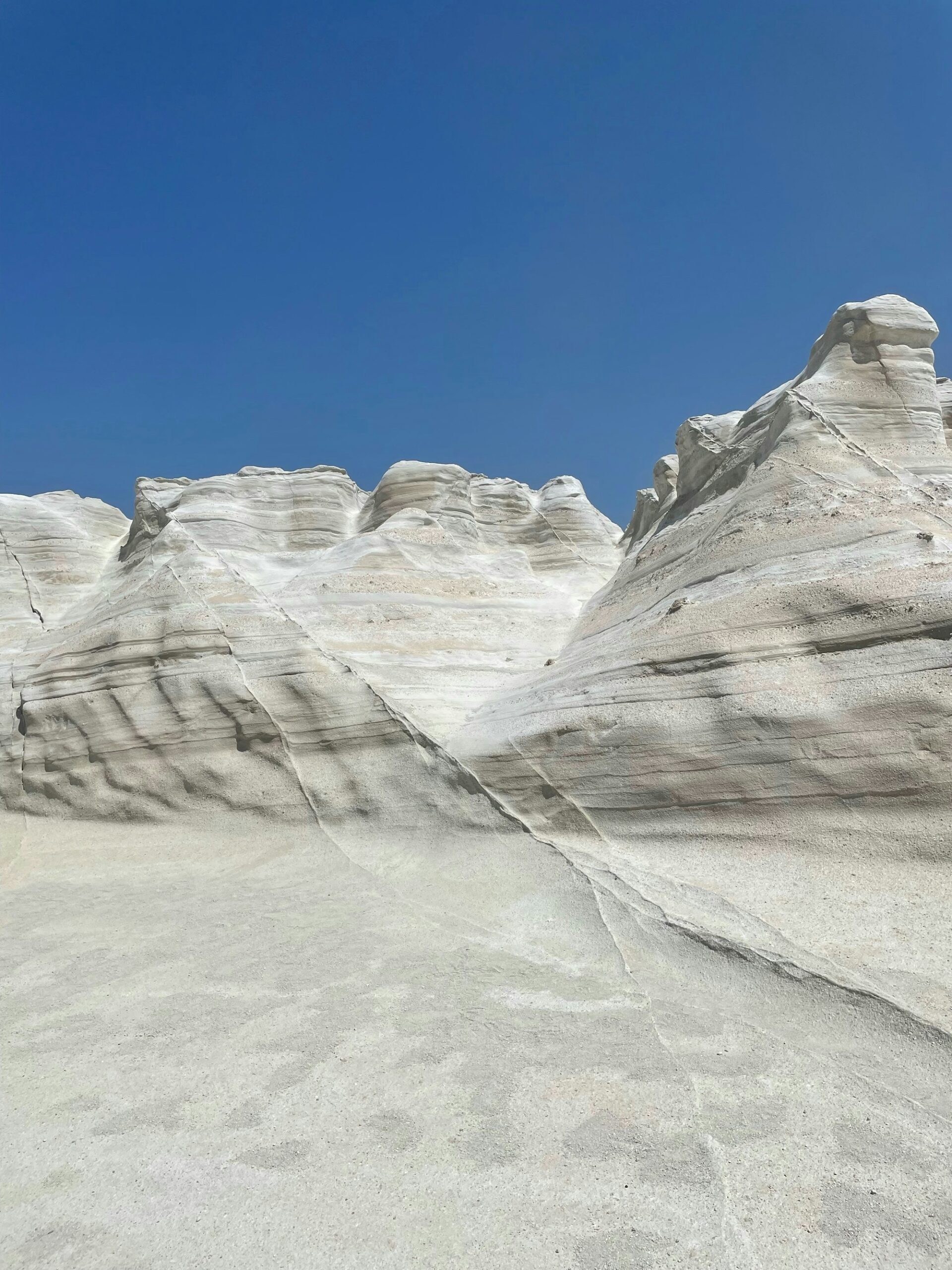 Playa de Sarakiniko en Milos con sus formaciones de roca blanca lunar