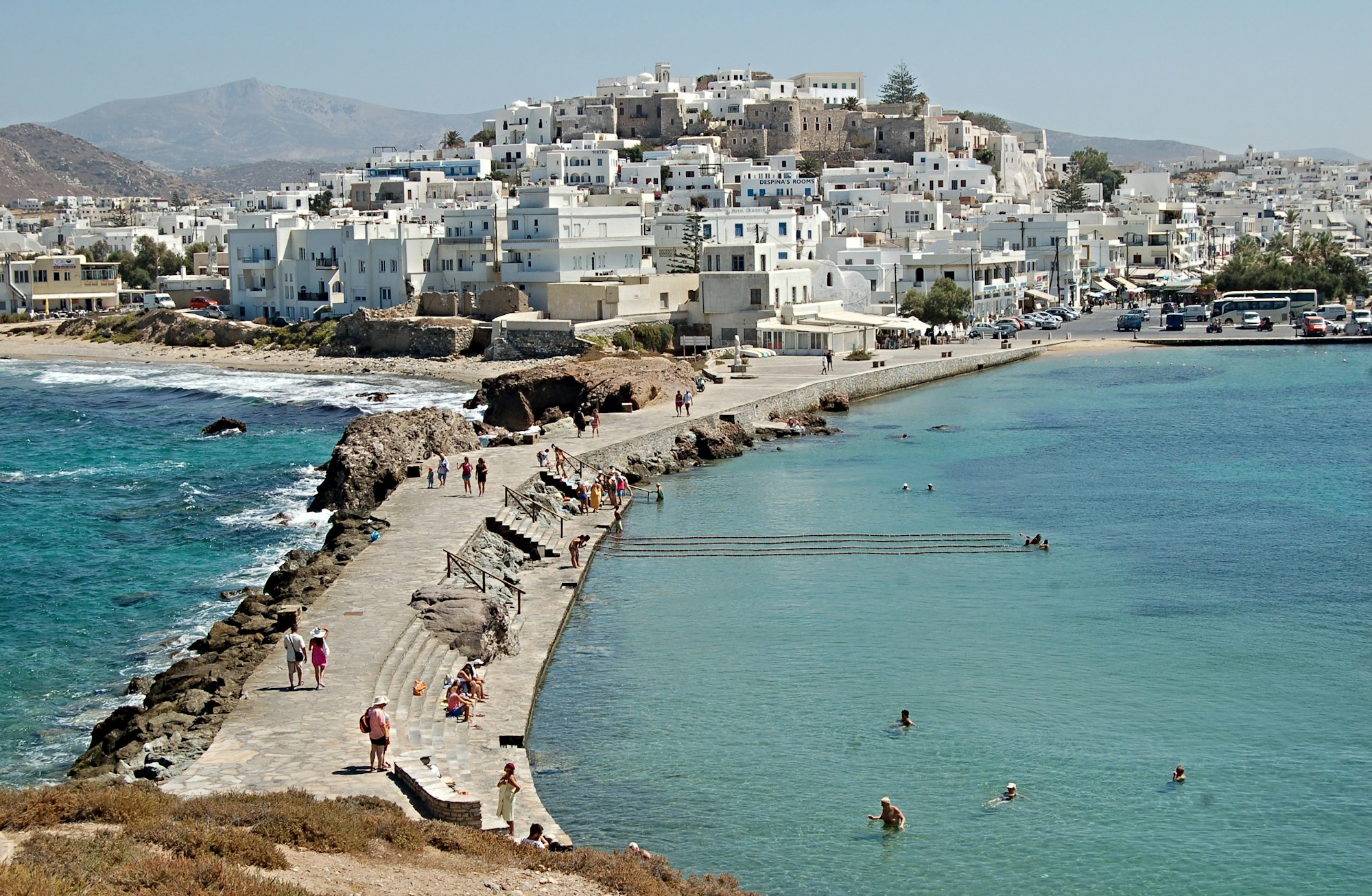 Vista aérea del puerto de Naxos con el pueblo blanco de las Cícladas