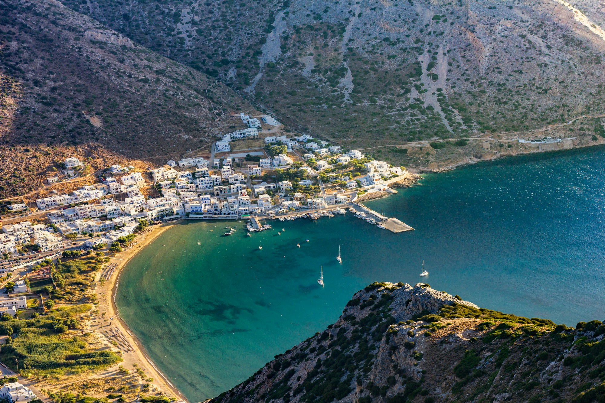 Pueblo blanco de Sifnos con calles empedradas y arquitectura ciclásica