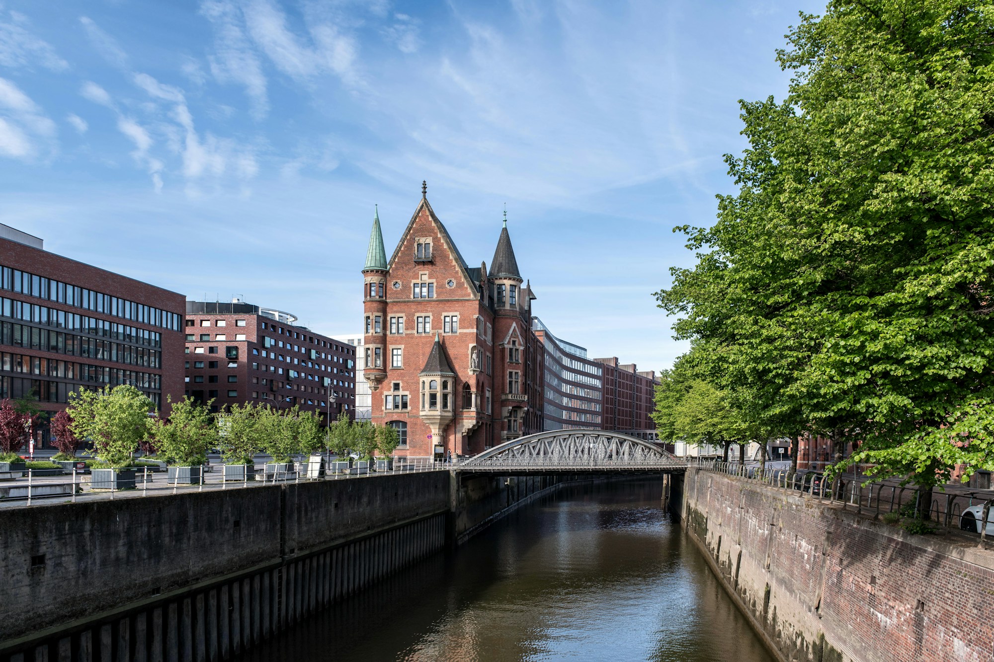 Canal entre les entrepôts historiques en brique rouge du Speicherstadt de Hambourg