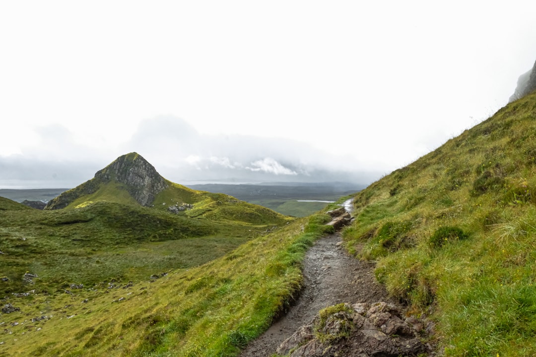 Sentier du West Highland Way traversant les Highlands écossais avec un loch brumeux et des montagnes couvertes de bruyère