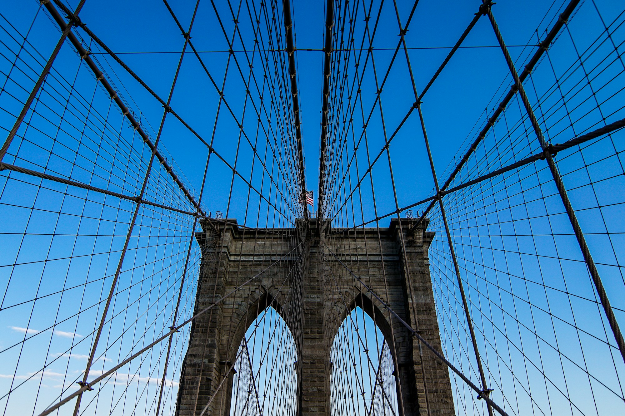 Vue du Brooklyn Bridge avec la skyline de Manhattan en arrière-plan à New York
