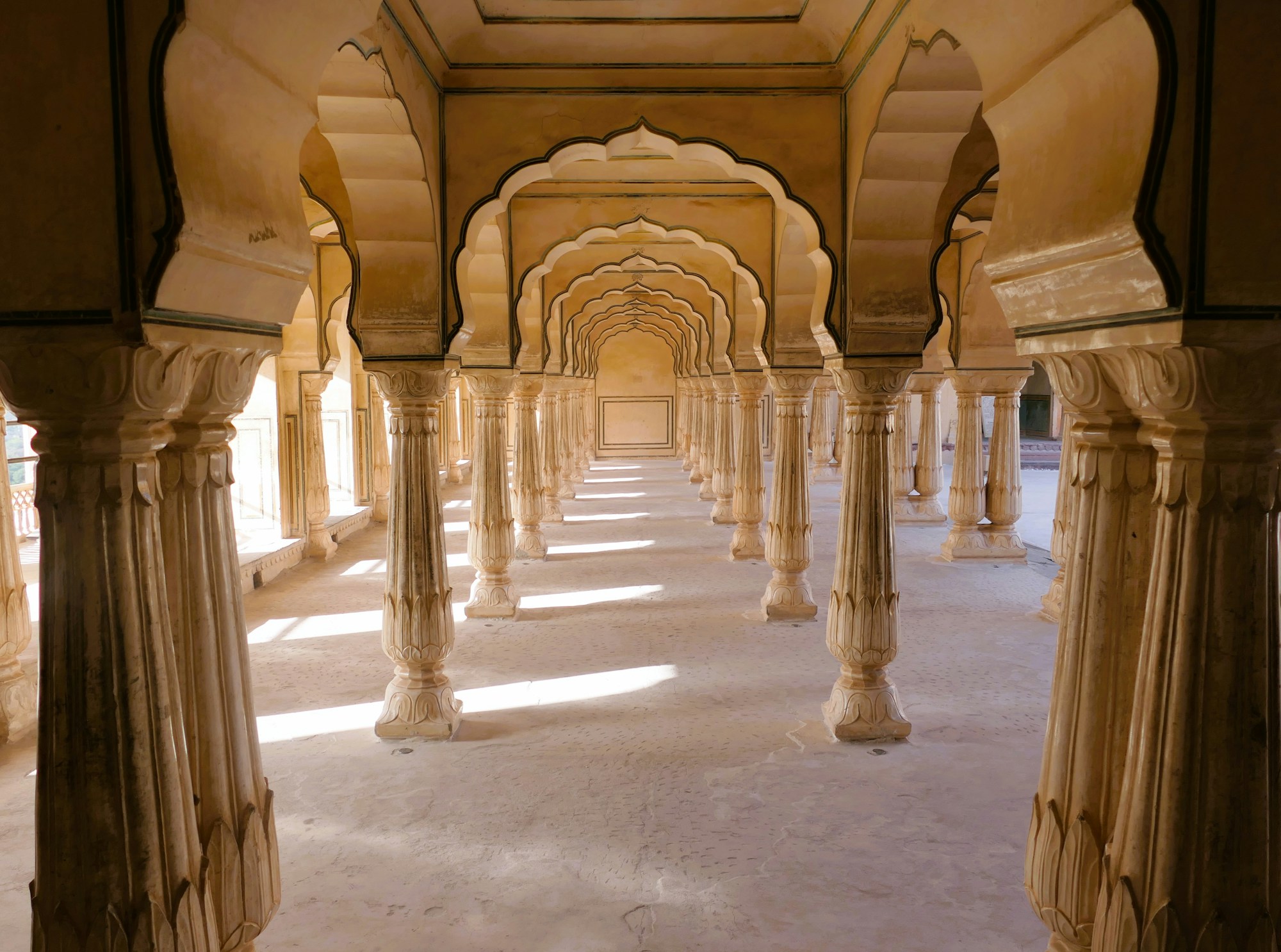 Arcades intérieures du fort Amber à Jaipur baignées de lumière matinale, Rajasthan Inde