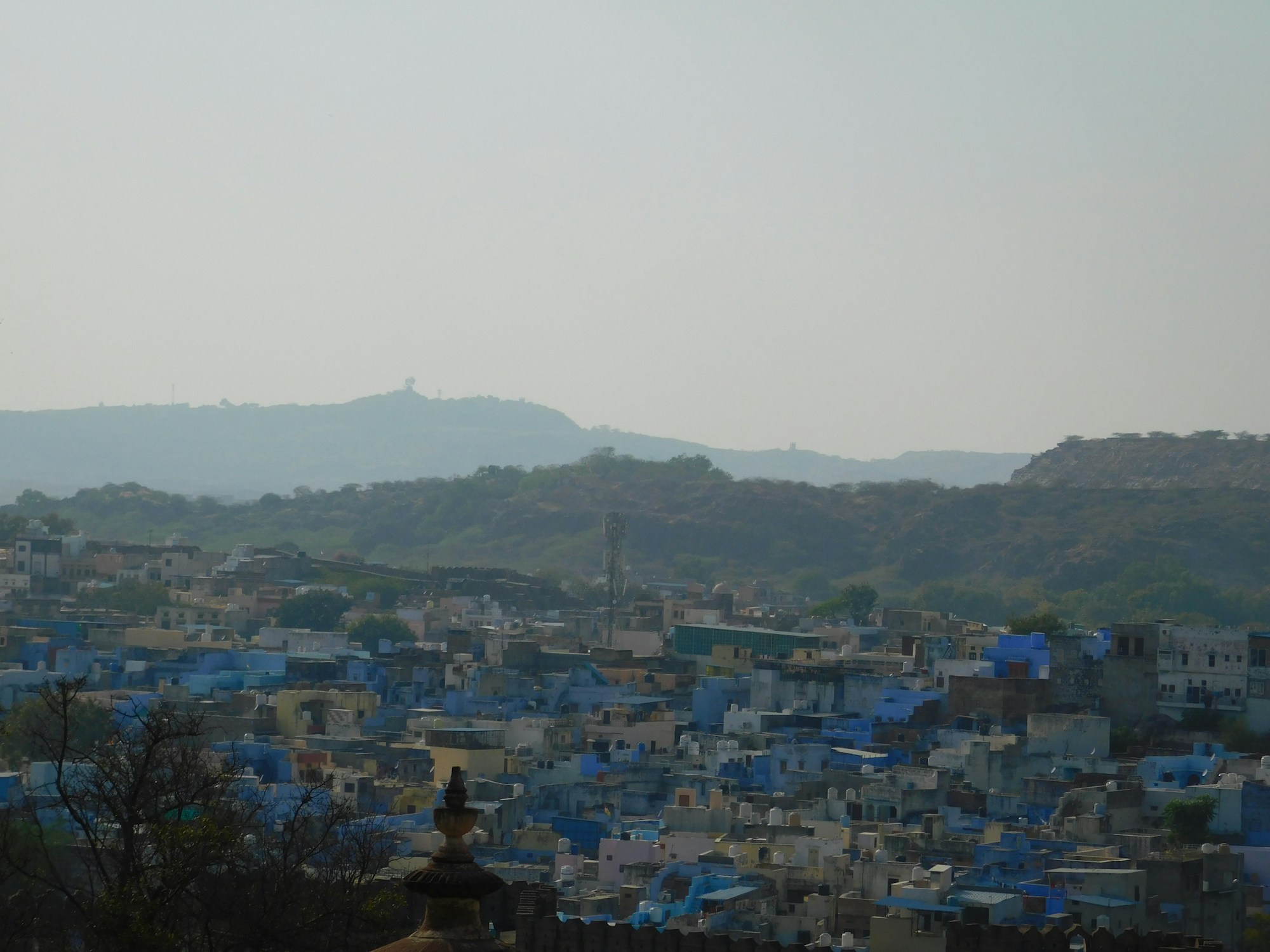 Vue aérienne sur les maisons bleues de Jodhpur et le fort Mehrangarh dominant la ville, Rajasthan