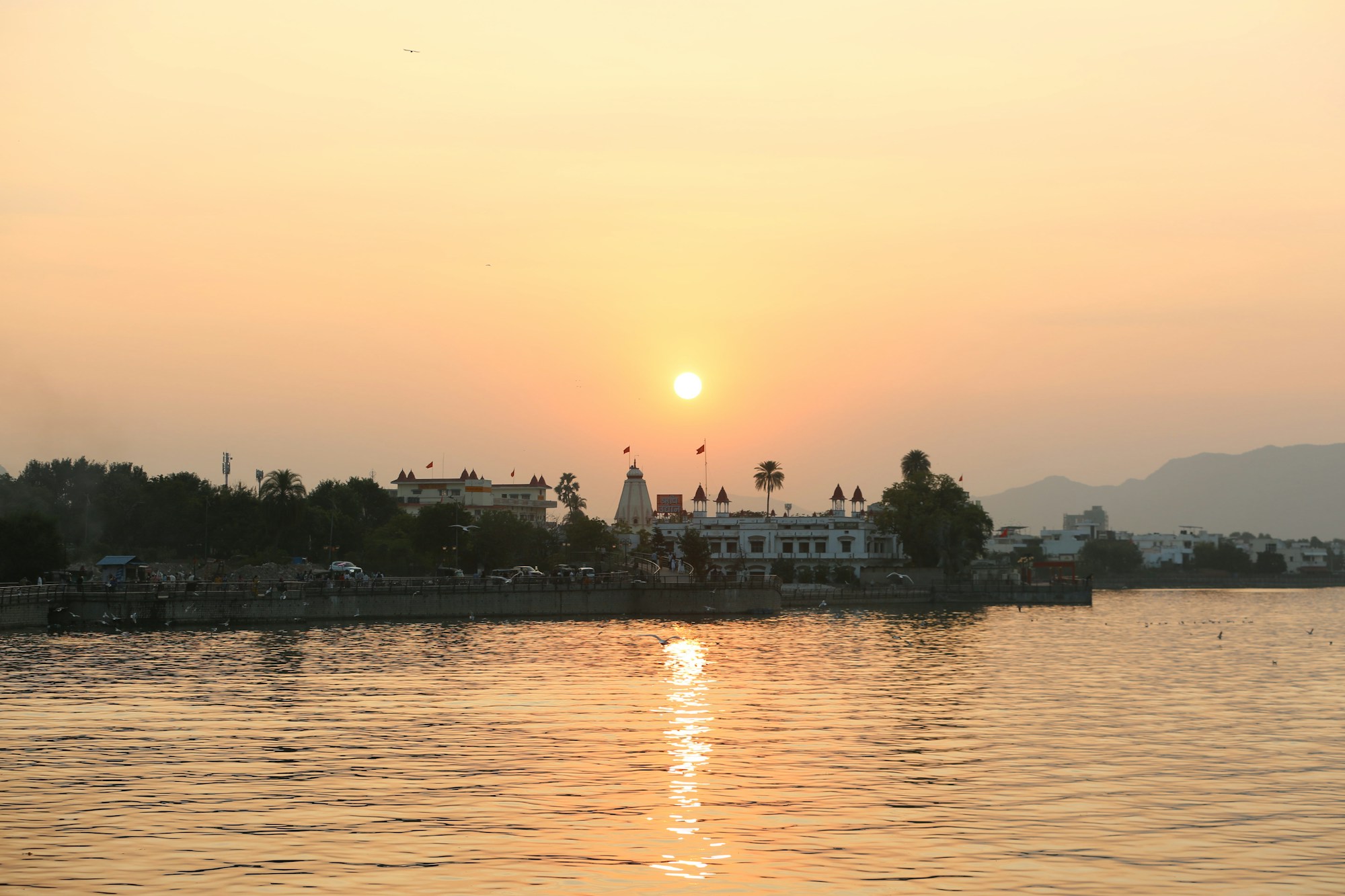 Coucher de soleil sur le lac sacré de Pushkar entouré de temples et de ghats, Rajasthan Inde