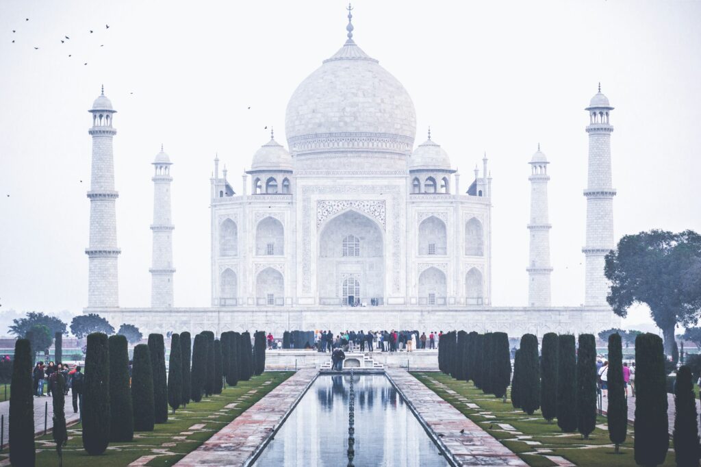 Le Taj Mahal illuminé en lumière dorée, monument iconique de l'Inde du Nord